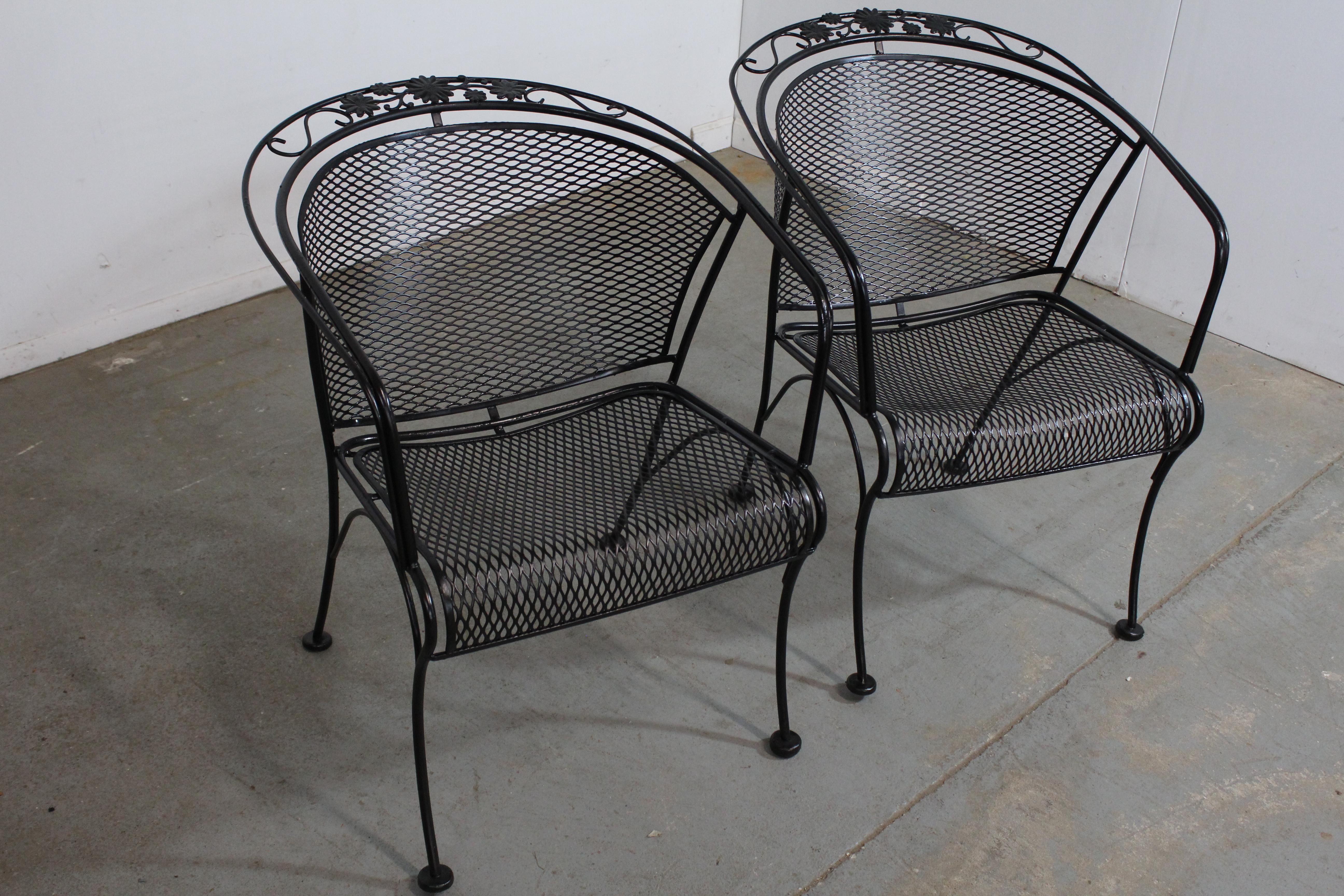 Set of 2 Mid-Century Modern Salterini curve back outdoor arm chairs.
Offered is a set of 2 Mid-Century Modern outdoor arm chairs in the style of Salterini(circa 1960's). Features Black paint and woven wrought iron with a floral pattern at the head