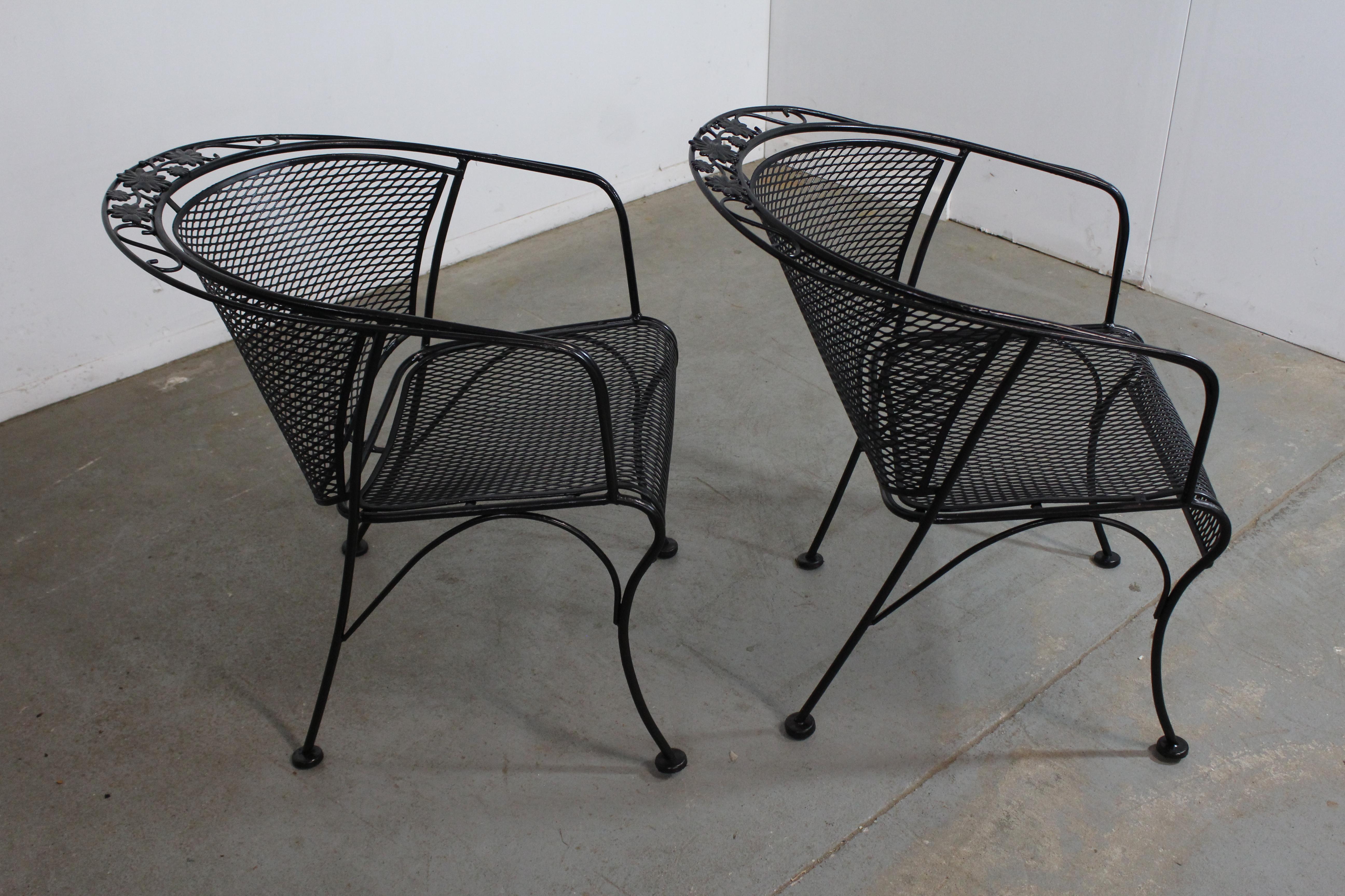 Mid-Century Modern Salterini paire de fauteuils d'extérieur à dossier incurvé Salterini du milieu du siècle dernier en vente