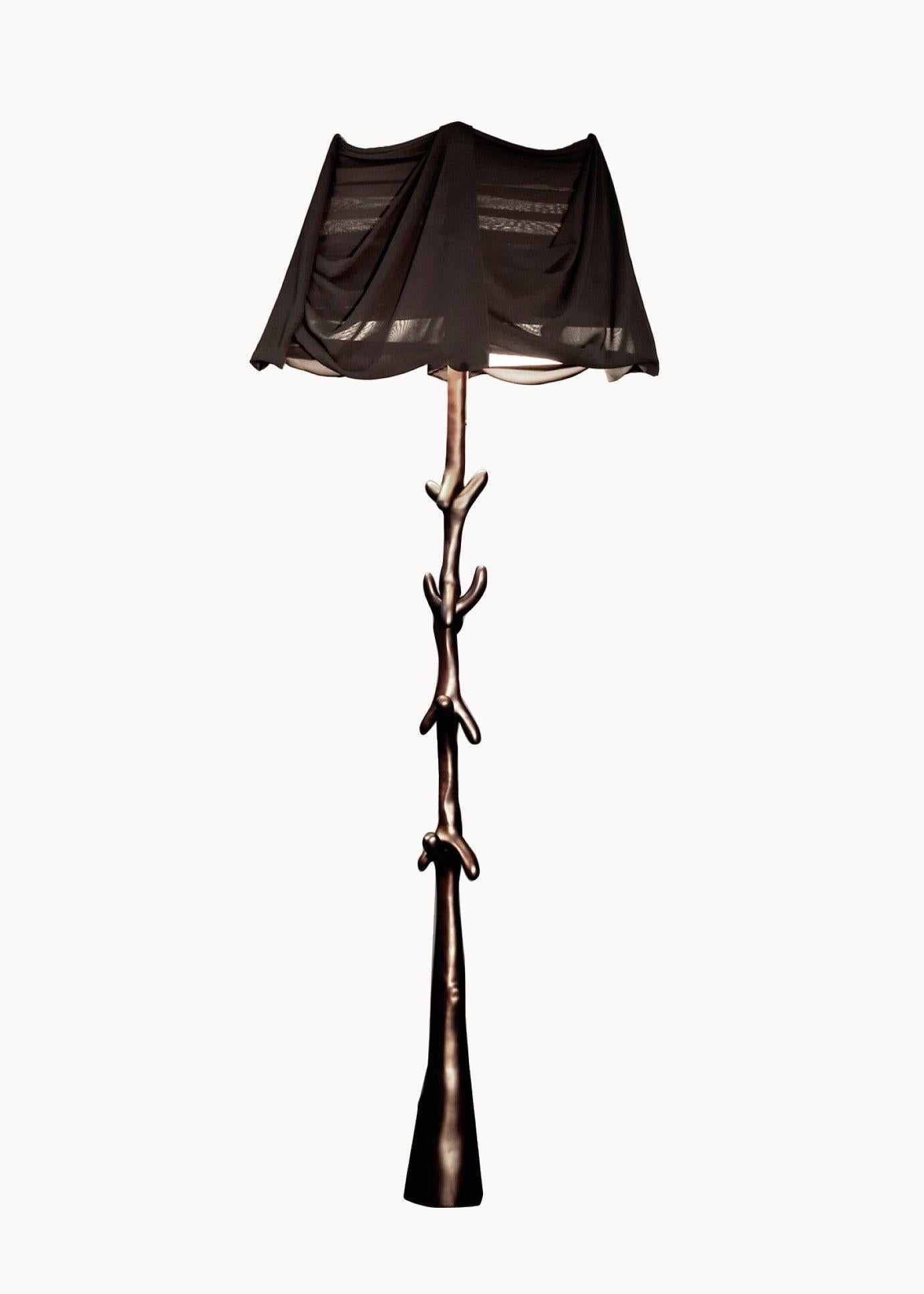 Muletas Lampenpaar, entworfen von Salvador Dali, hergestellt von BD furniture in Barcelona.

Limitierte Auflage
Gefärbter Lindenholz-Satin in Schwarz.
Lampenschirm aus transparentem schwarzem Chiffon.

Raffinierte MATERIALIEN und handwerkliche
