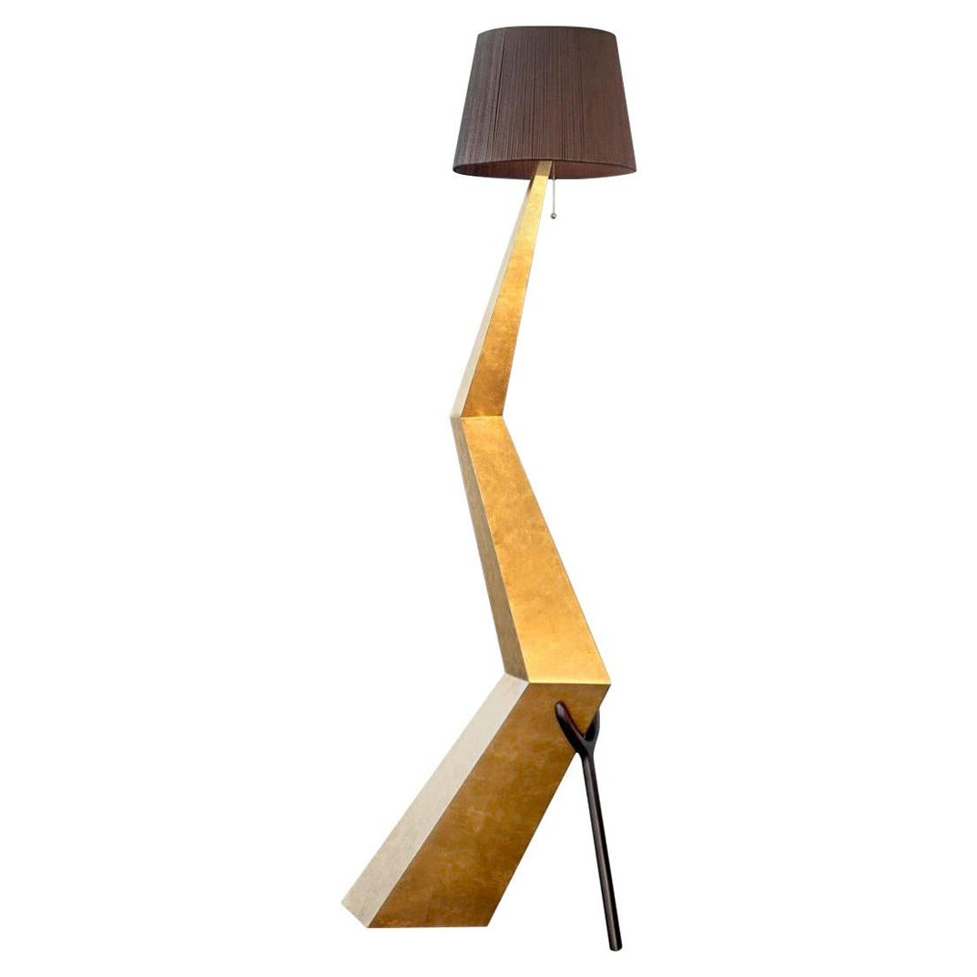 Ein Paar Bracelli-Lampen in limitierter Auflage, entworfen von Dali, hergestellt von BD seit 2009.

Paneelstruktur mit feinem Blattgold überzogen und nachgedunkelt.
Lampenschirm in schwarzer Farbe Baumwolle und Viskose.

Maße: 37 x 64 x H.180