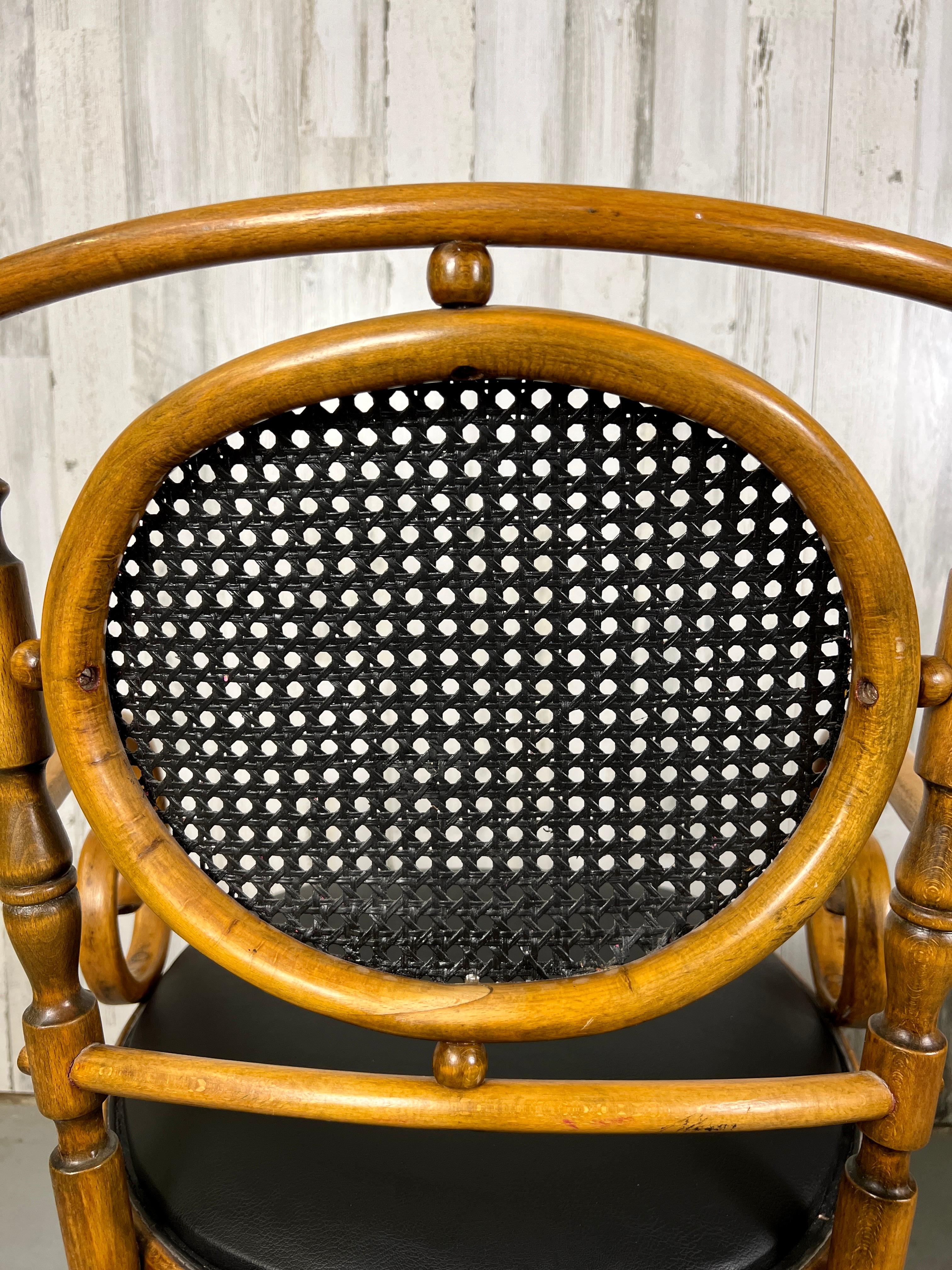 Paire de fauteuils en bois cintré Salvatore Leone pour Thonet en vente 3