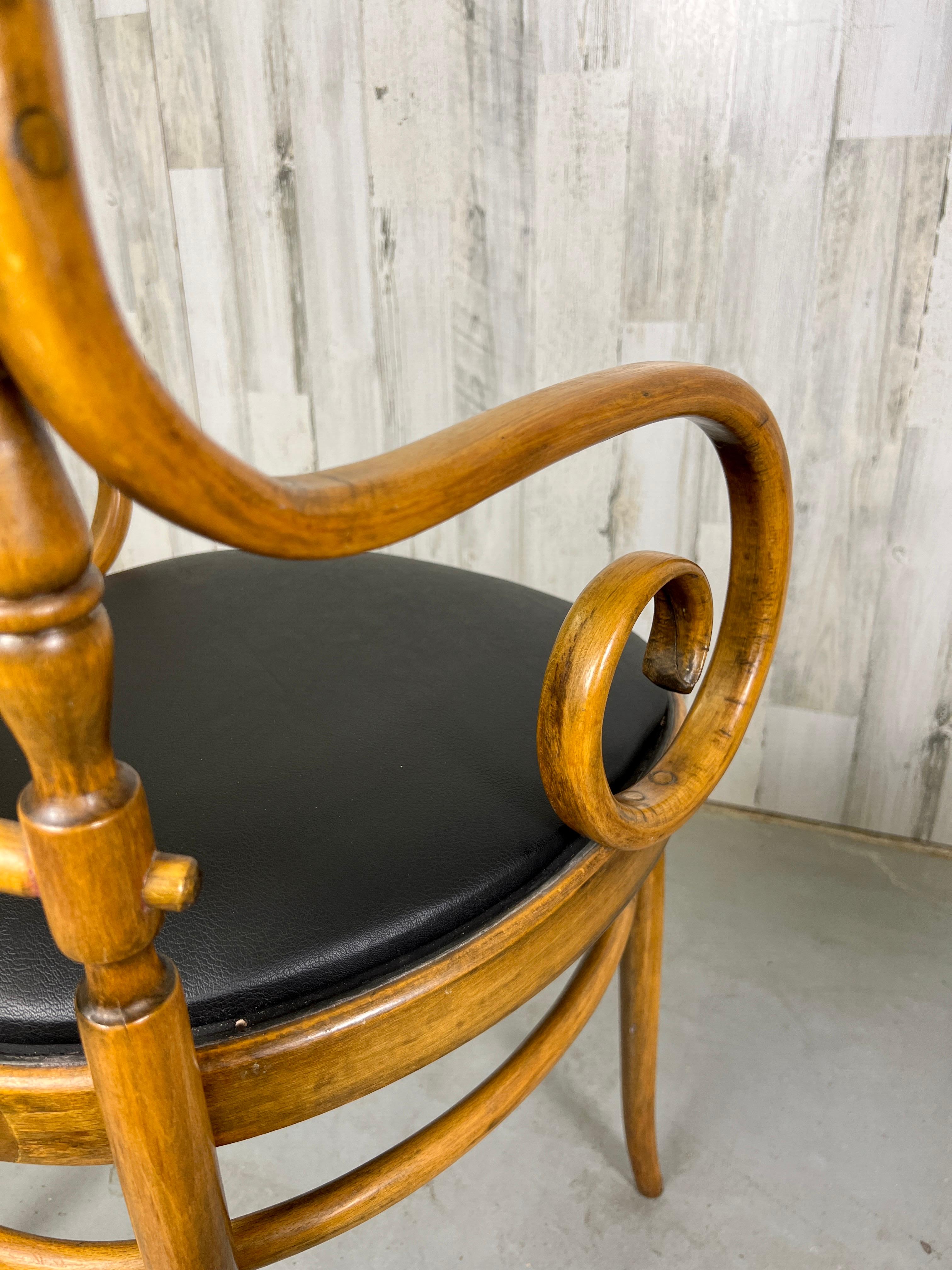 Paire de fauteuils en bois cintré Salvatore Leone pour Thonet en vente 8