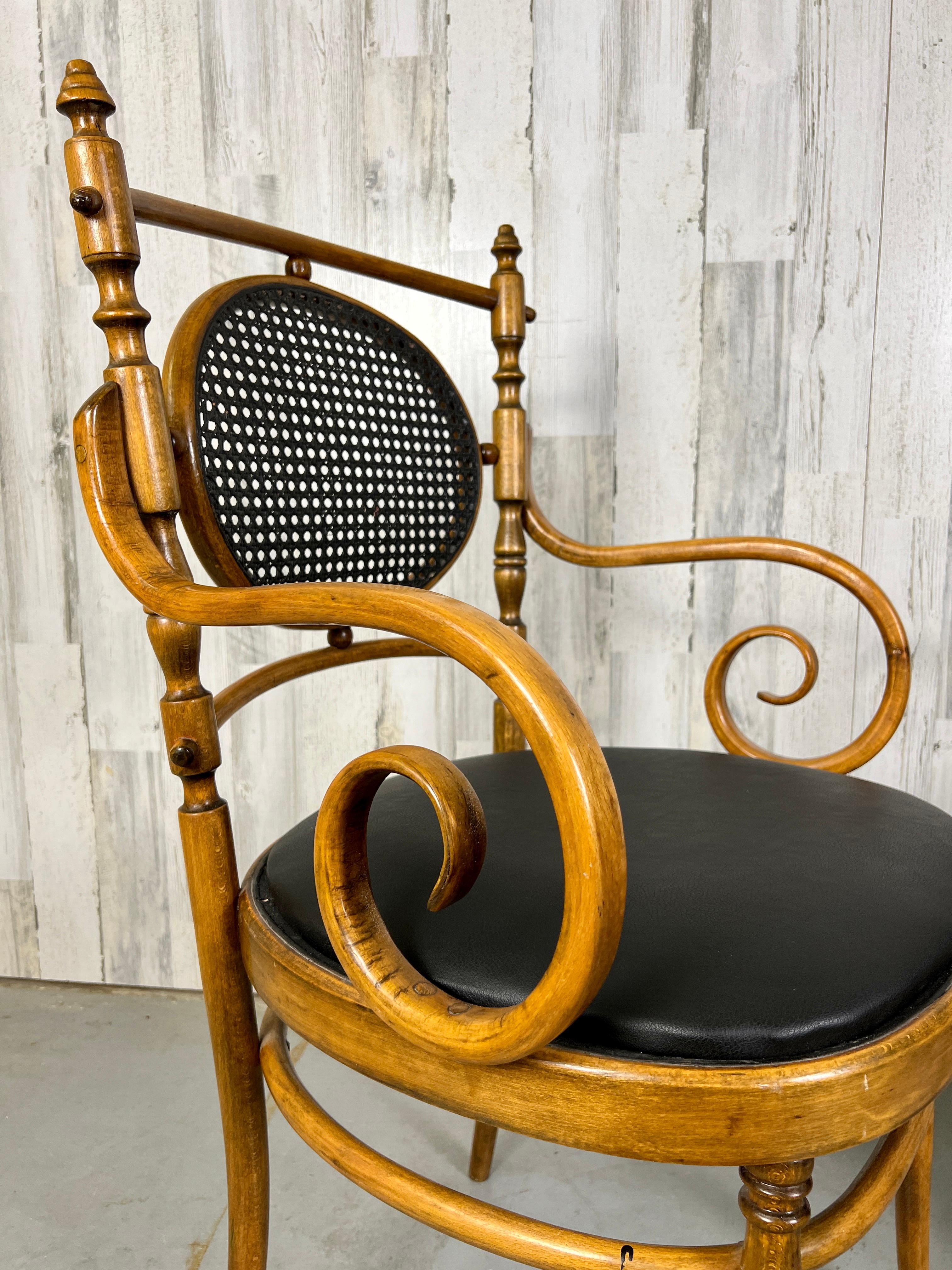20ième siècle Paire de fauteuils en bois cintré Salvatore Leone pour Thonet en vente