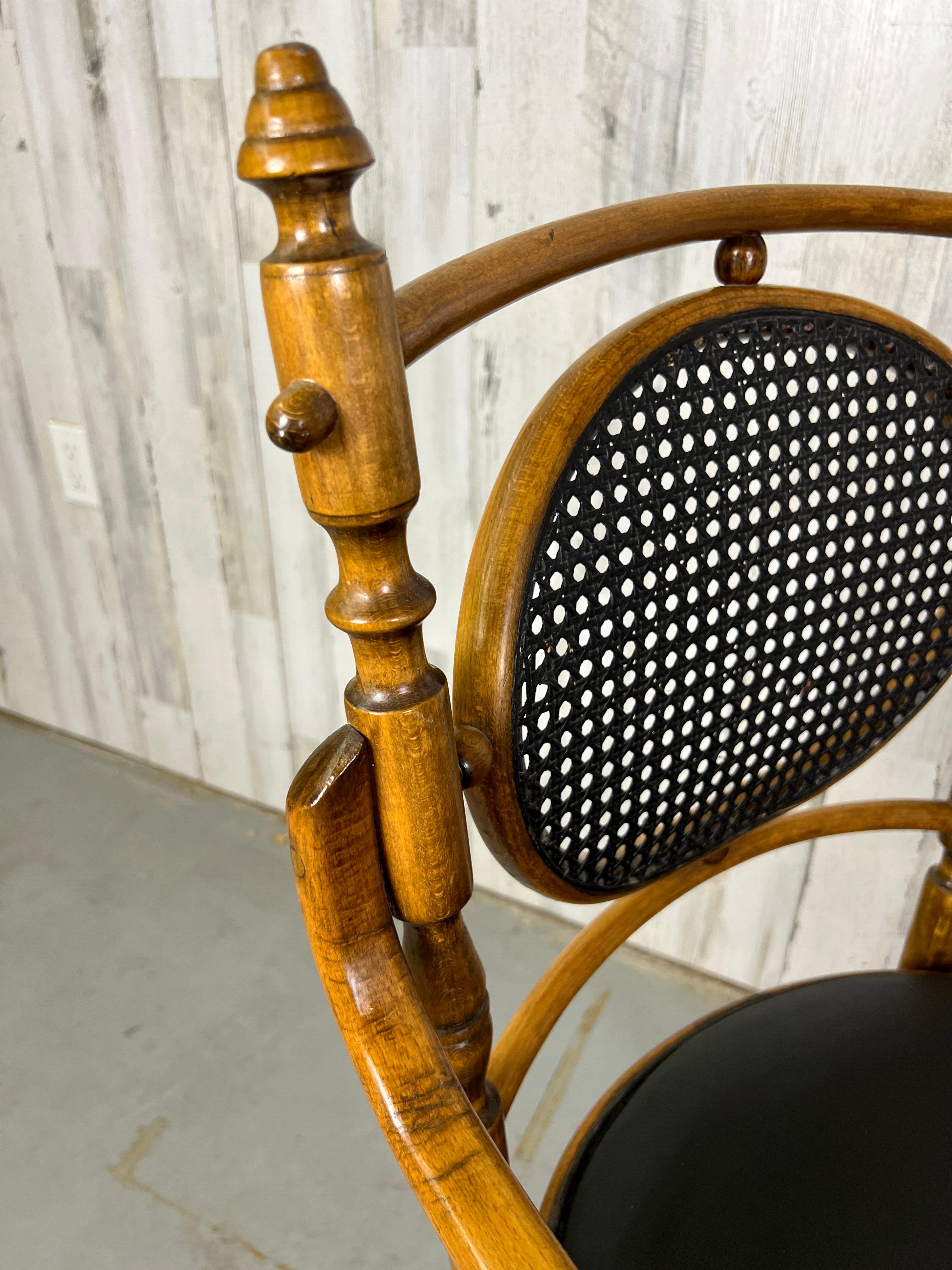 Tissu d'ameublement Paire de fauteuils en bois cintré Salvatore Leone pour Thonet en vente