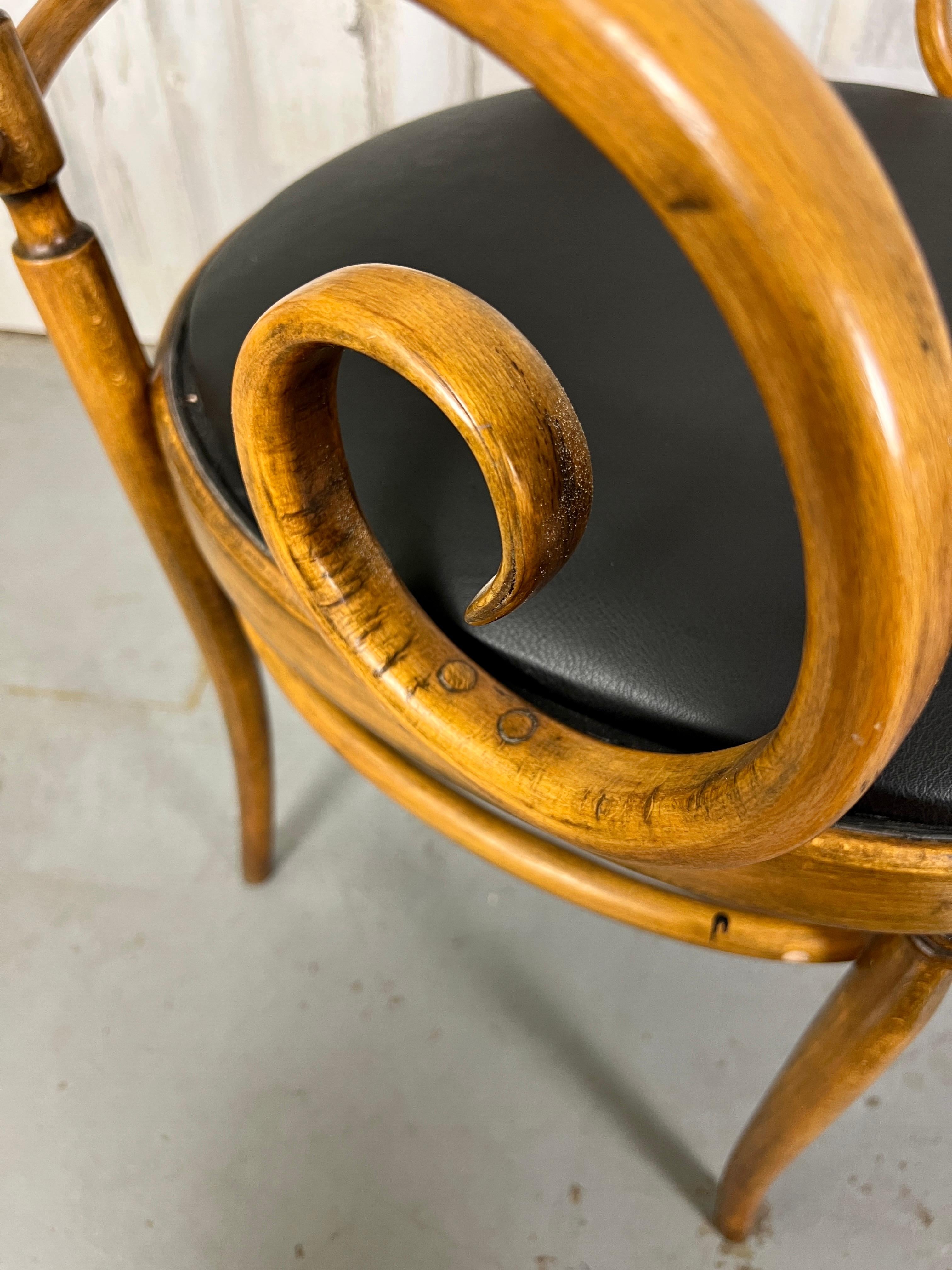 Paire de fauteuils en bois cintré Salvatore Leone pour Thonet en vente 2
