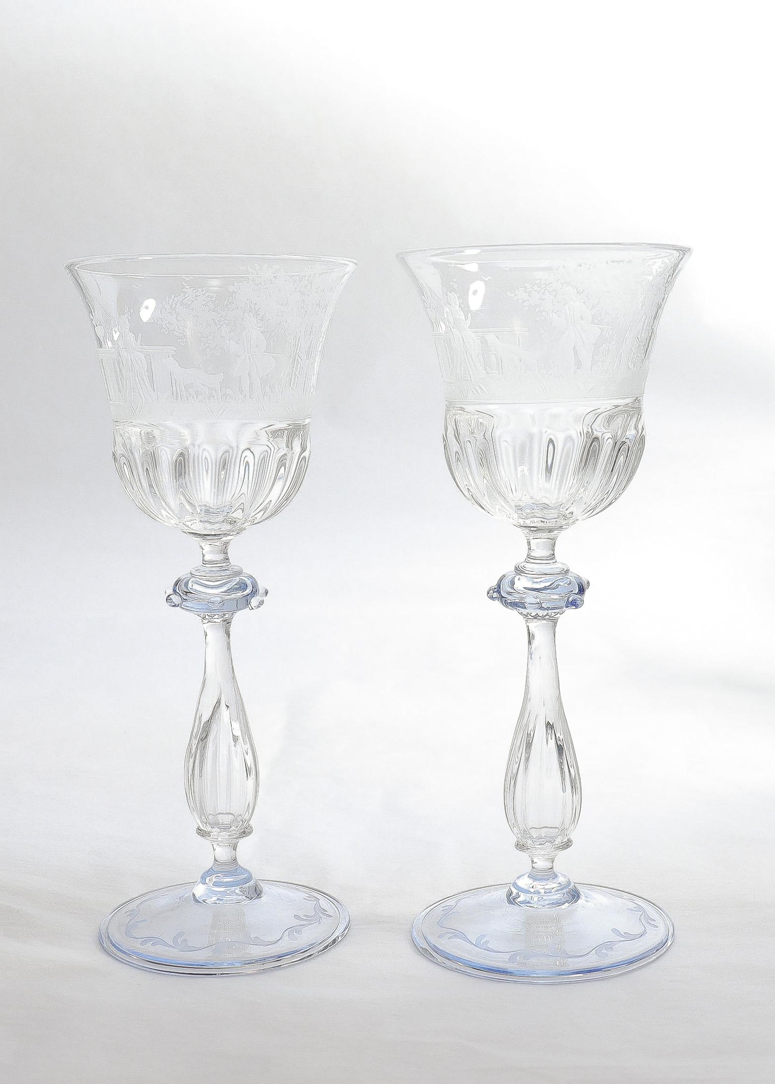 Ein schönes Paar venezianischer Weinstiele oder Kelche aus Glas.

Wird Salviati zugeschrieben.

Aus klarem Glas mit hellblauem, unterdrücktem Kugelknopf mit kleinen aufgesetzten Zacken, geriffelten Baluserstielen und blauen Waffelfüßen. 

Auf jeder