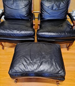 Paire de fauteuils à accoudoirs en cuir Sam Moore avec ottoman assorti
