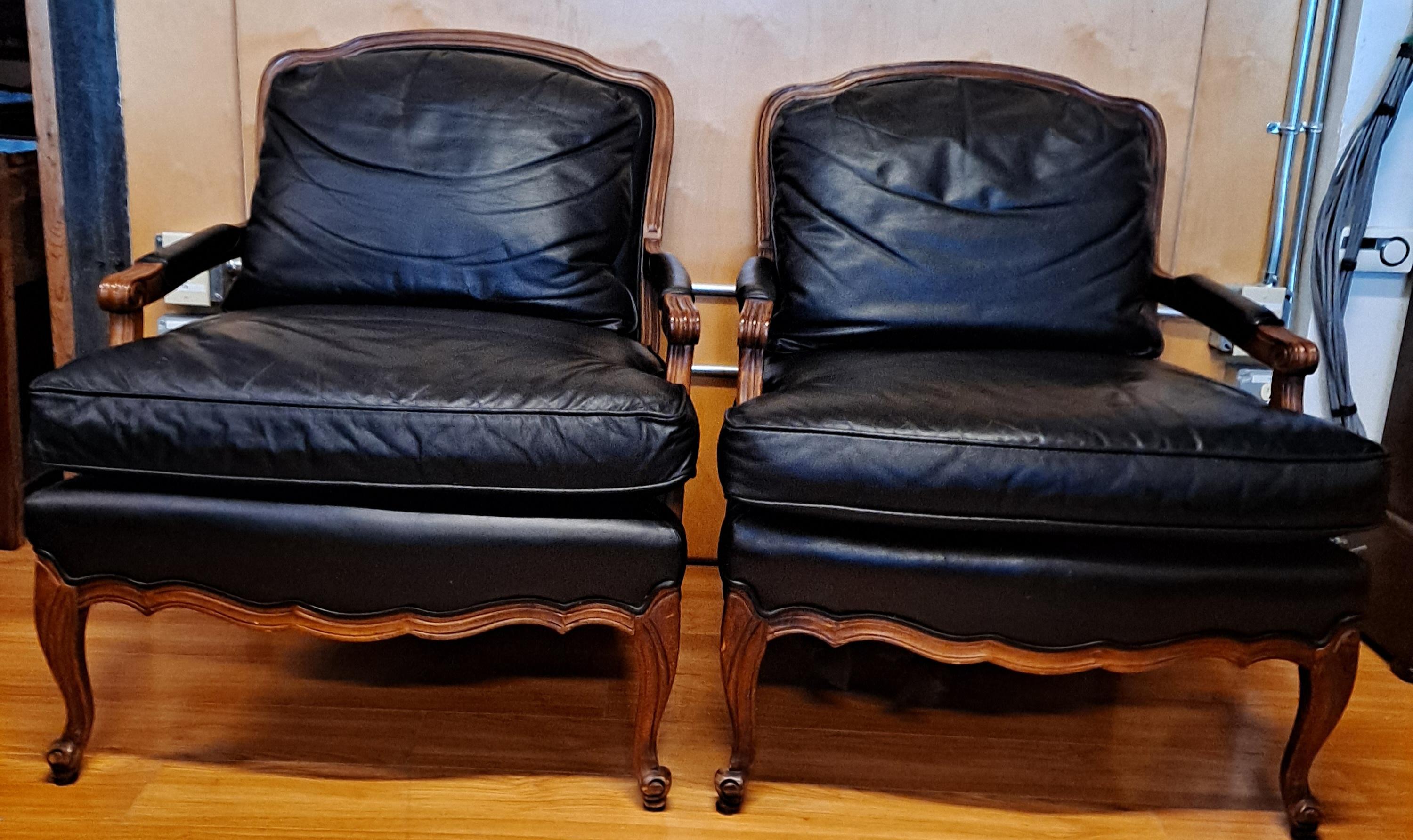 Pair of Sam Moore leather bergere-arm chairs with matching ottoman In Good Condition For Sale In San Francisco, CA