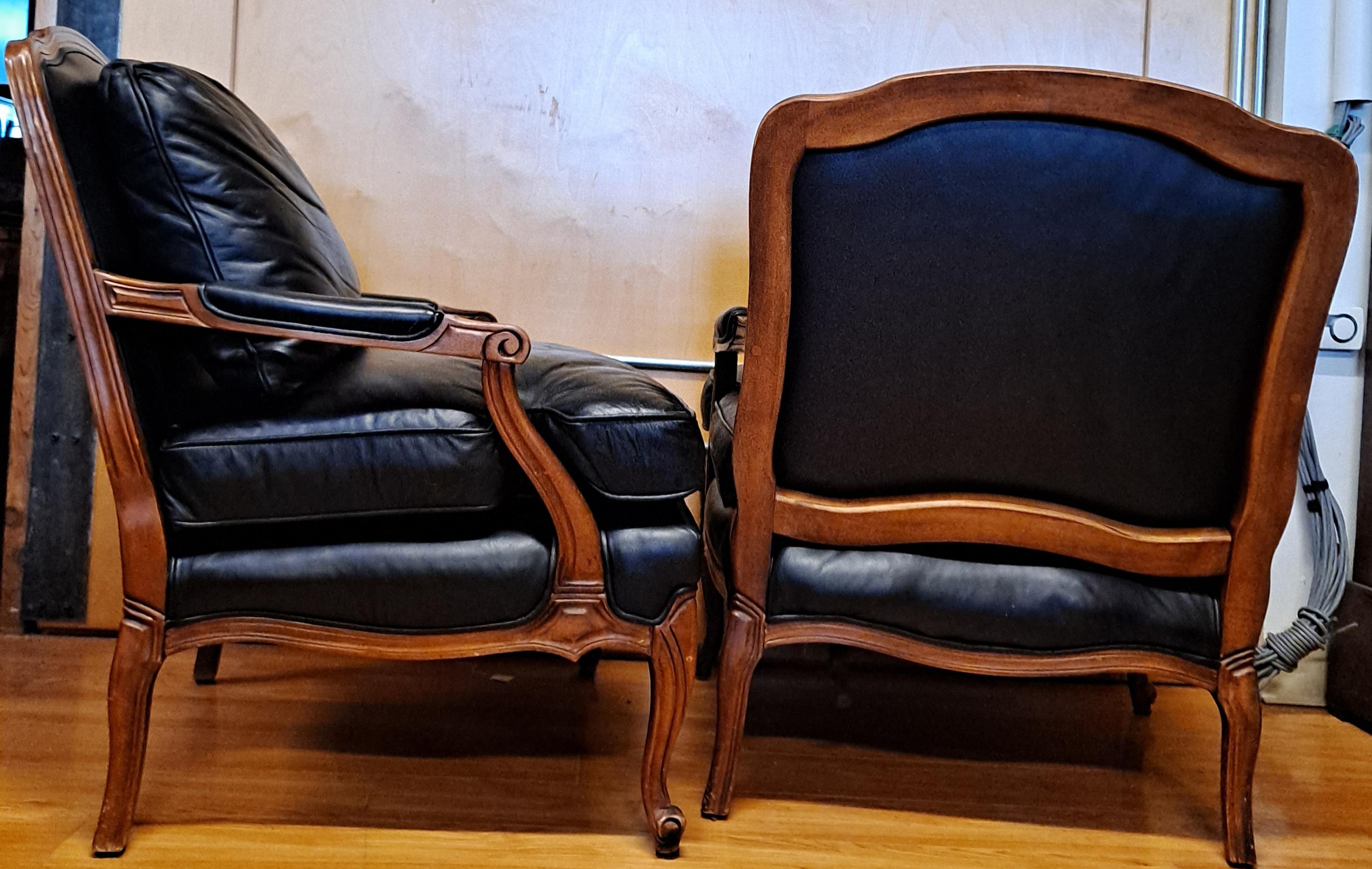 20th Century Pair of Sam Moore leather bergere-arm chairs with matching ottoman For Sale