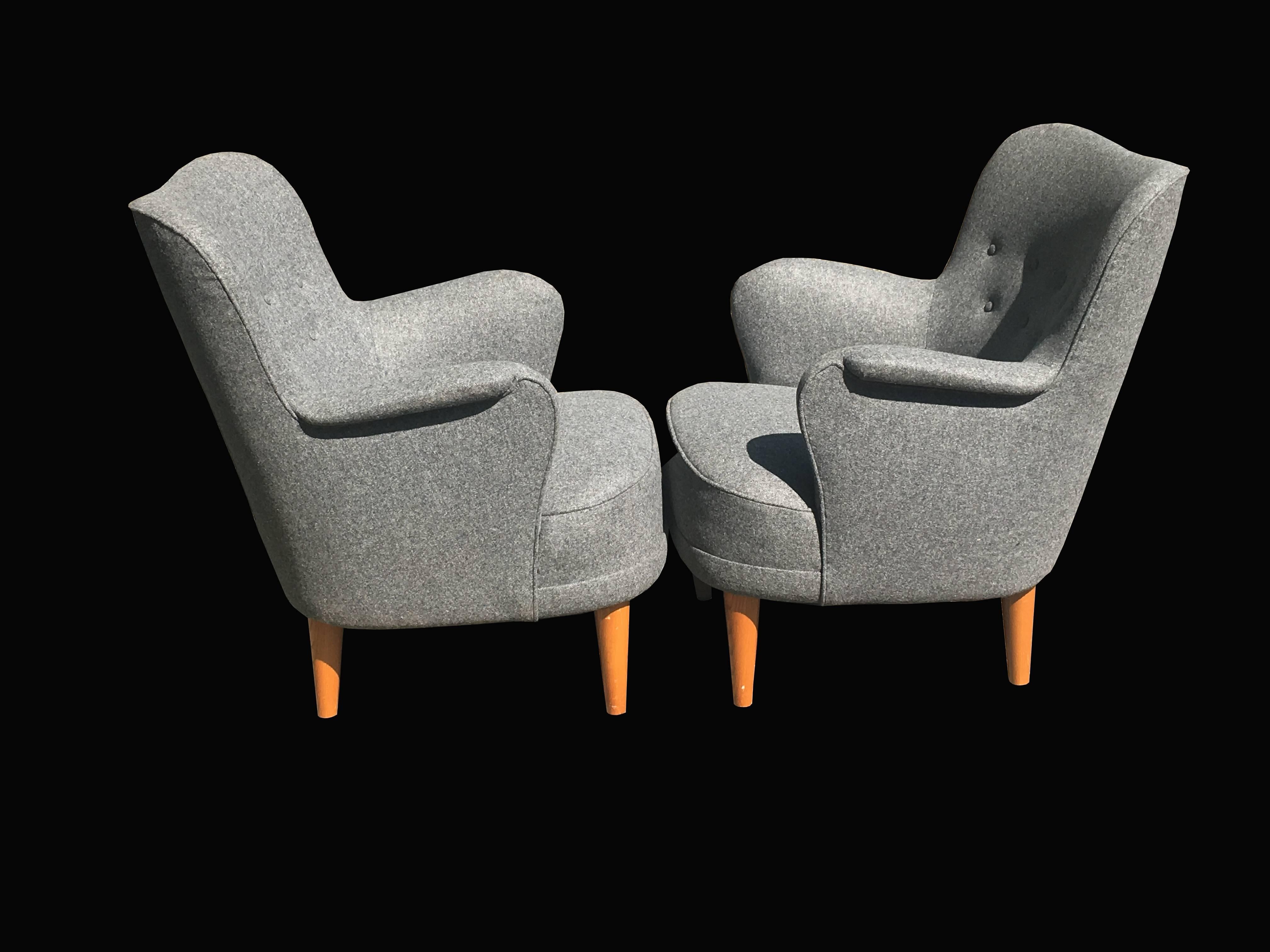 An immaculate fully restored pair of Samas arm/Lounge chairs, completely reupholstered in qulaity gray woolen fabric. bur keeping the original springs, hence super comfortable as well as super cool!
This pair of chairs are a match for the two and
