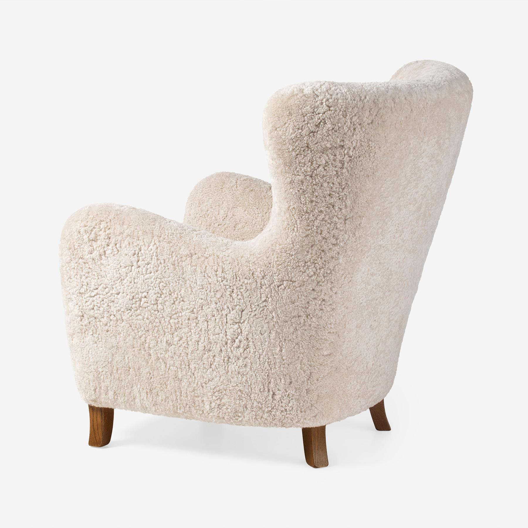 Scandinavo moderno Coppia di sedie ad ala in pelle di pecora Sampo e sgabello Esko di Dagmar in vendita