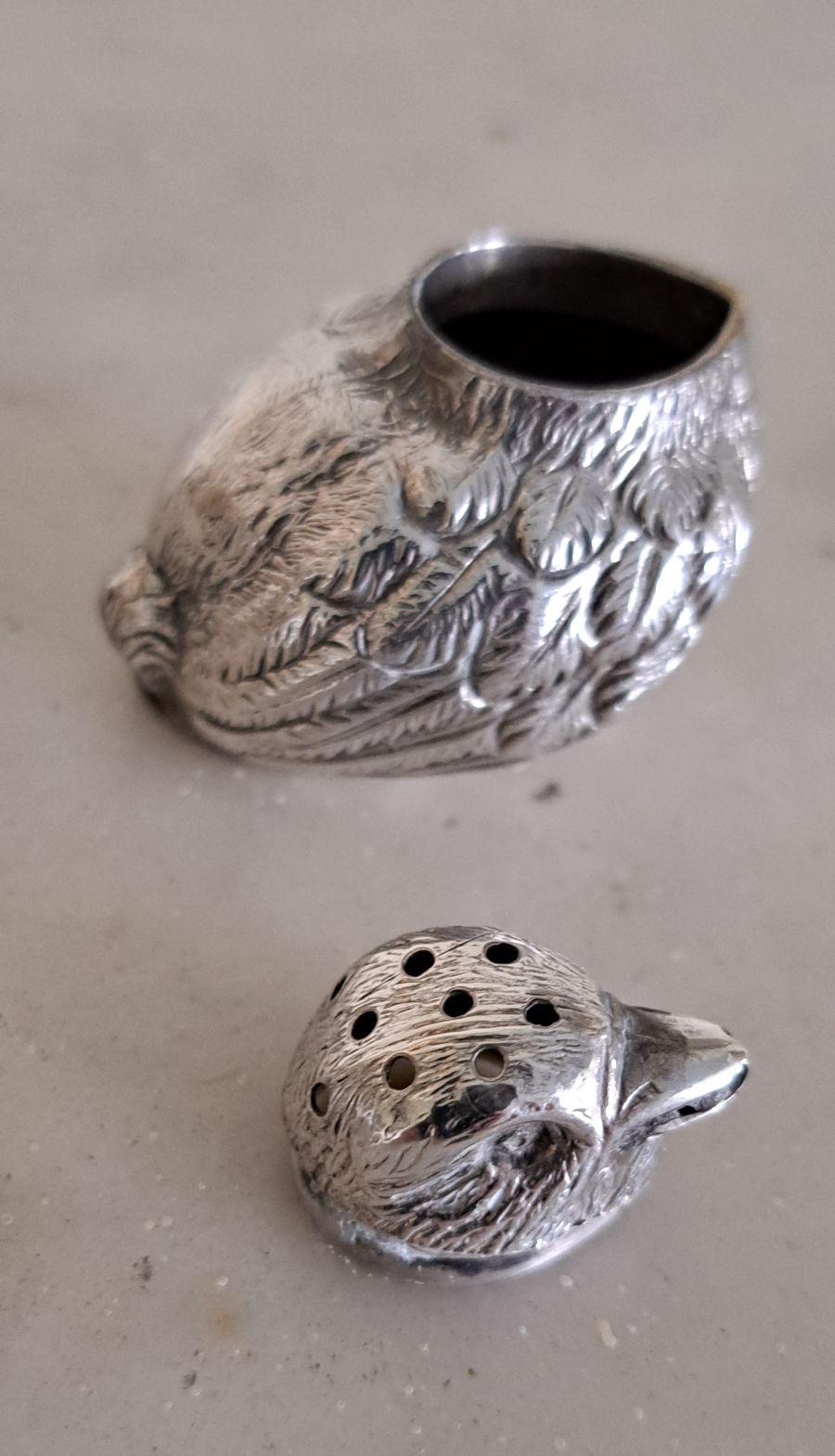 pair of Sampson Mordan silver salt and pepper modelled as chicks RD461360 For Sale 6