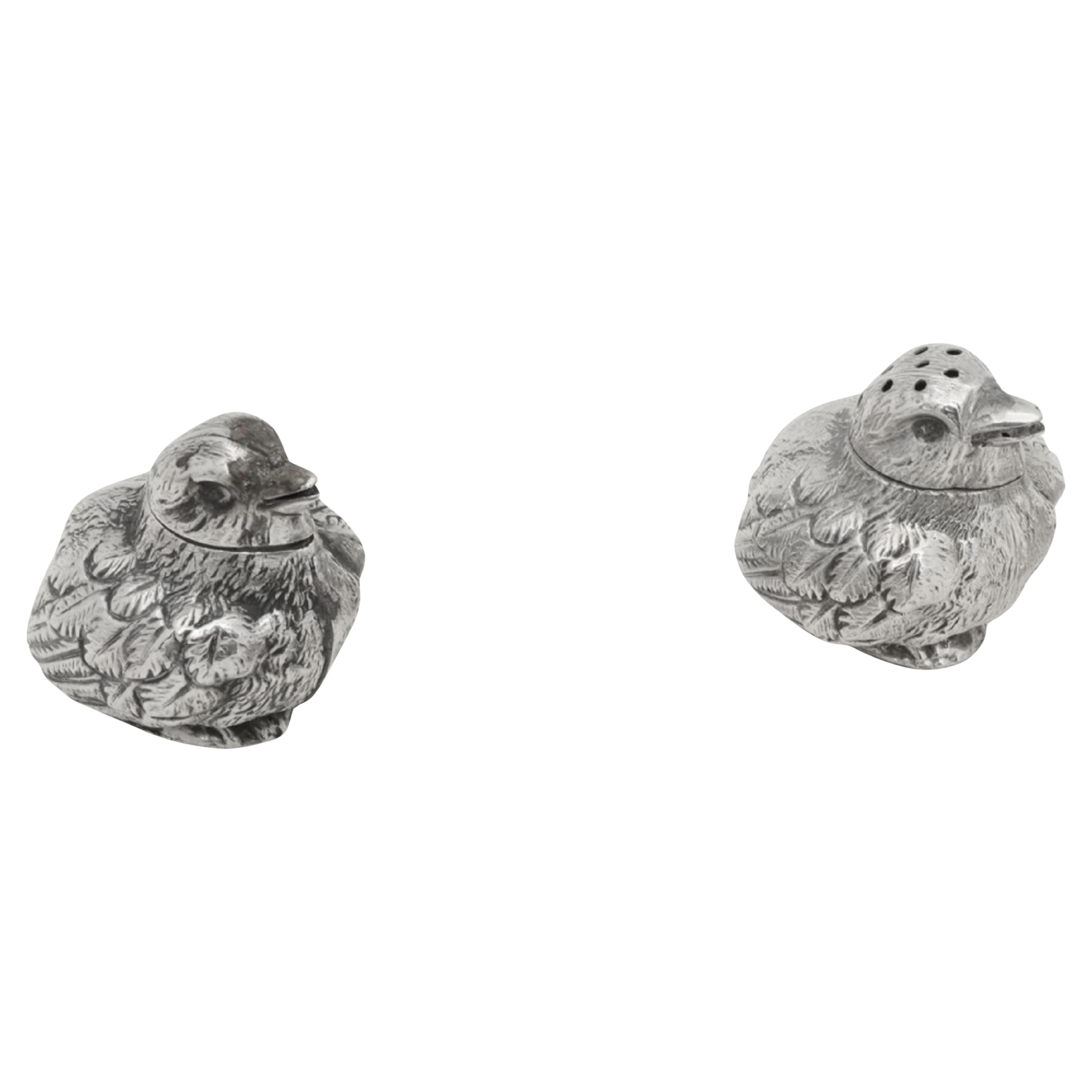 par de saleros y pimenteros de plata Sampson Mordan modelados como pollitos RD461360