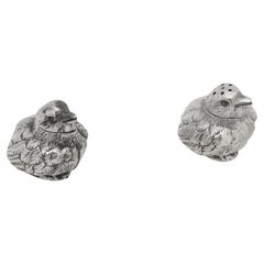 par de saleros y pimenteros de plata Sampson Mordan modelados como pollitos RD461360