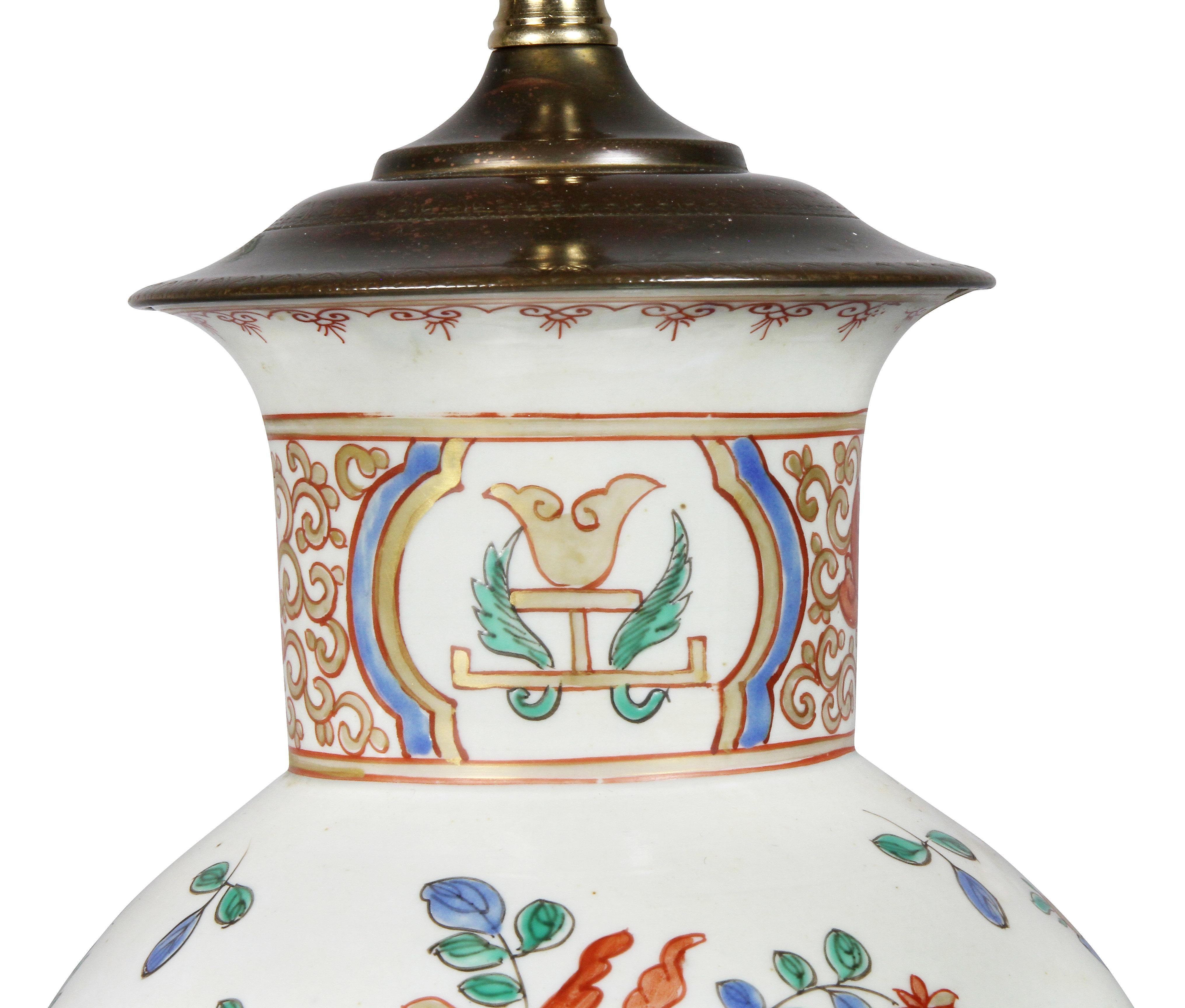 Exportation chinoise Paire de lampes de table en porcelaine de style export chinois Samson en vente