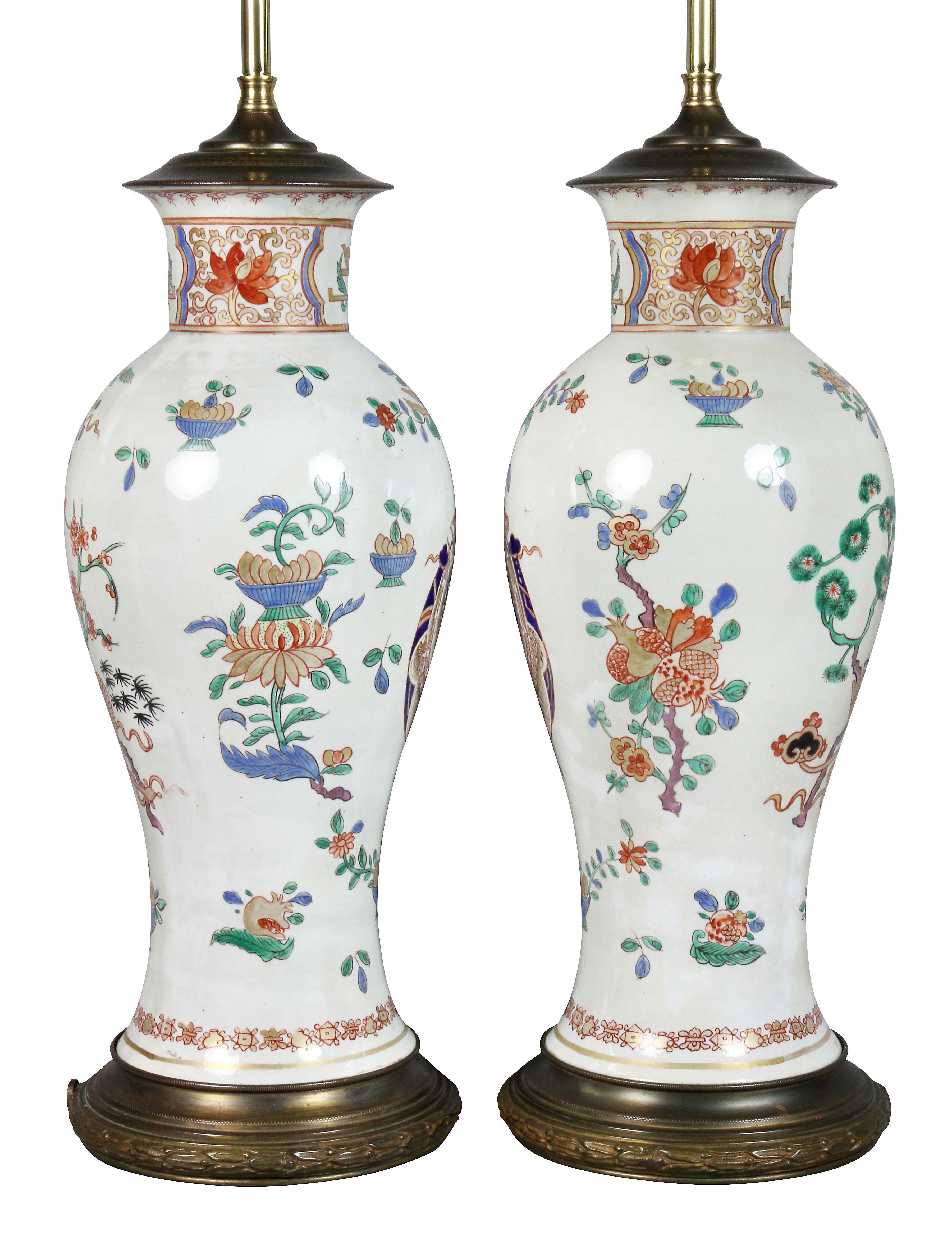 Porcelaine Paire de lampes de table en porcelaine de style export chinois Samson en vente