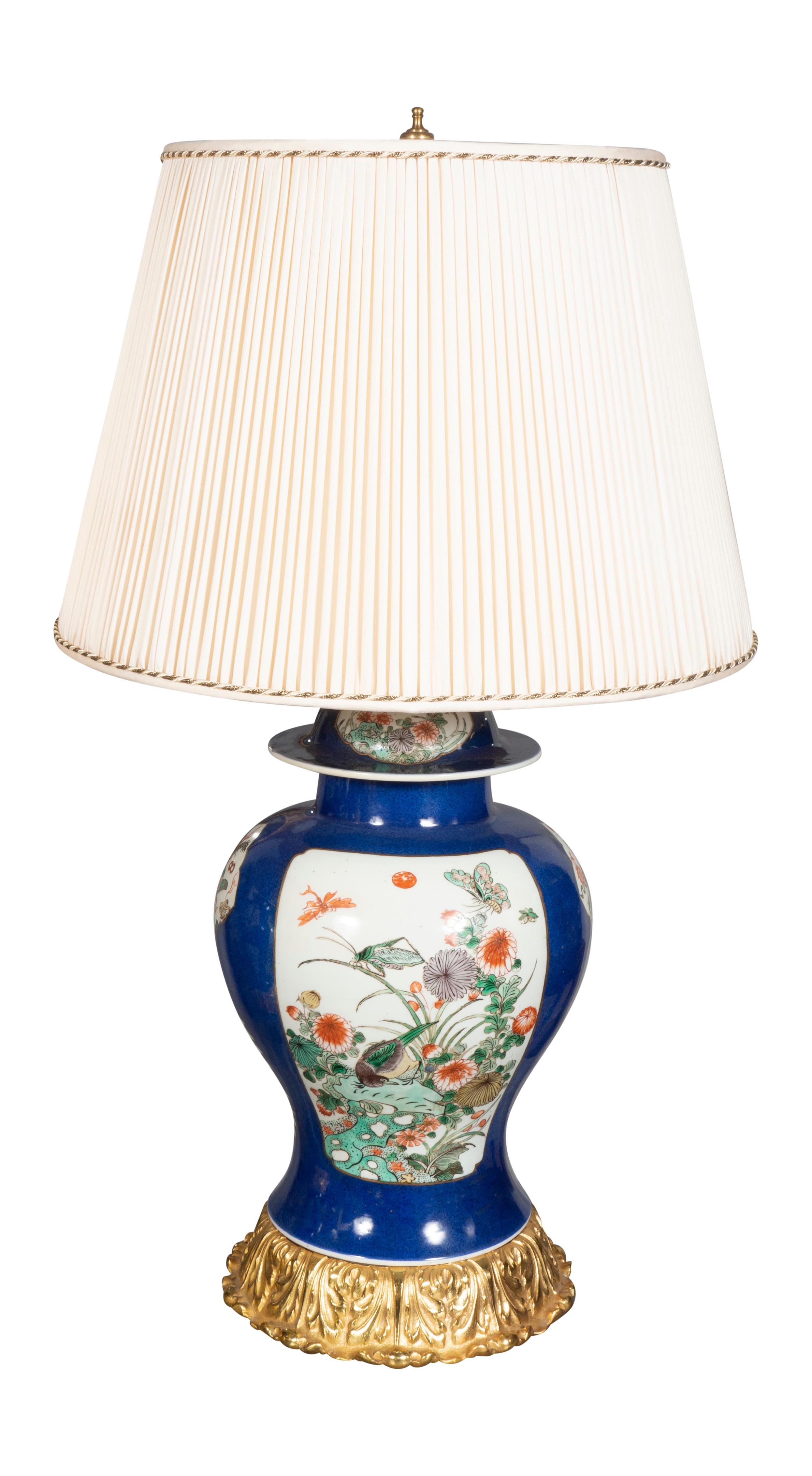 Exportation chinoise Paire de lampes de table en porcelaine de style chinois Samson en vente
