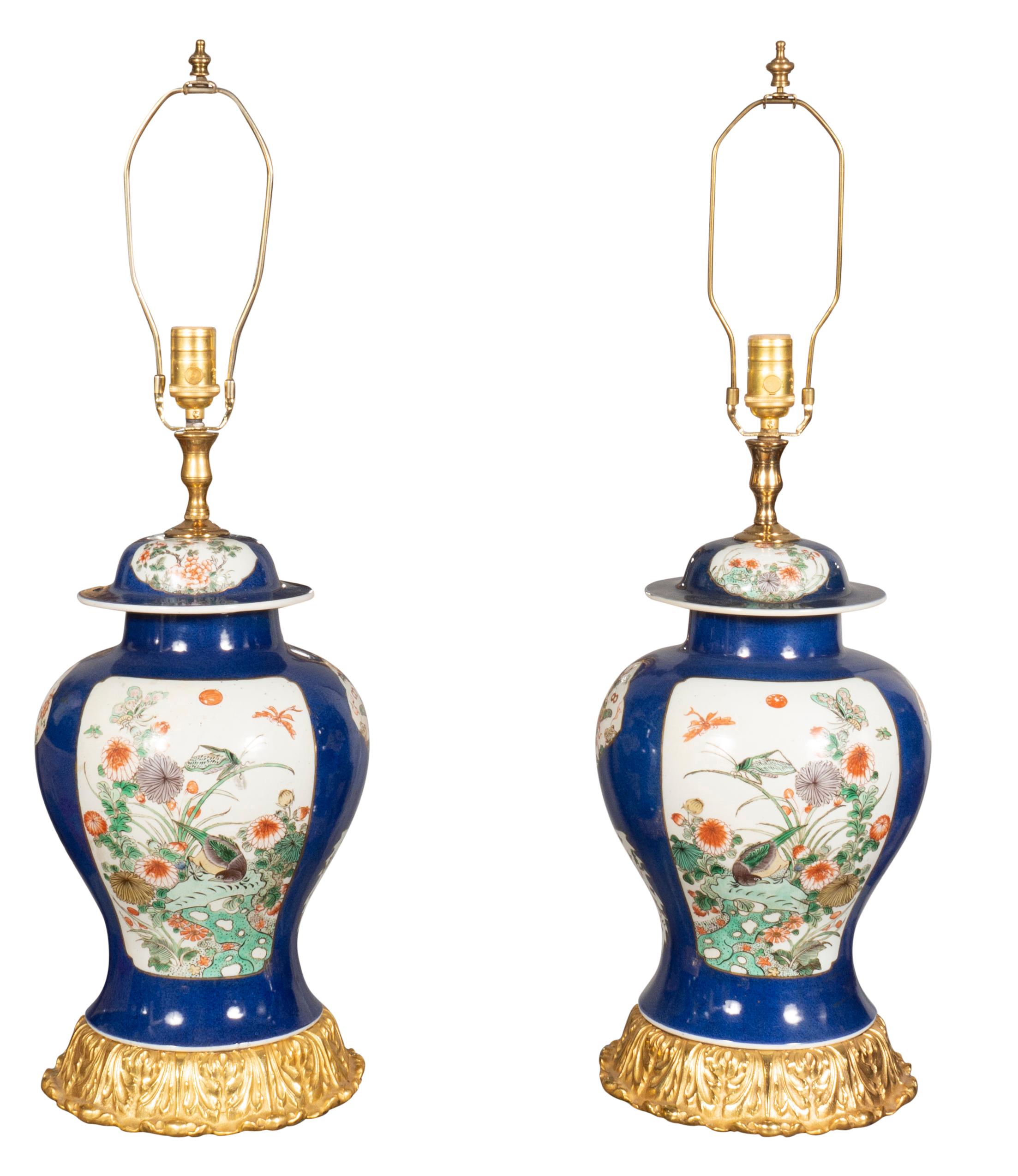 Français Paire de lampes de table en porcelaine de style chinois Samson en vente