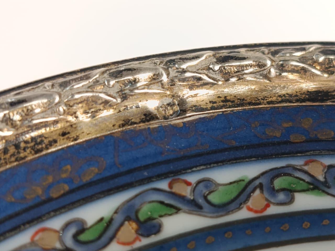 Paar Samson-Teller mit massivem Silberrand - Französische Eleganz des 19.
Dieses exquisite Paar Samson-Porzellanteller stammt aus Frankreich und geht auf das 19. Jahrhundert zurück. Jeder Teller ist mit viel Liebe zum Detail gefertigt und verfügt