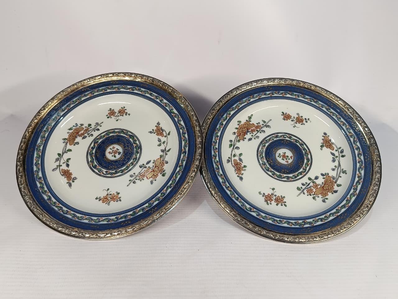 Paar Samson-Teller mit massivem Silberrand  Französisch (Chinesischer Export) im Angebot