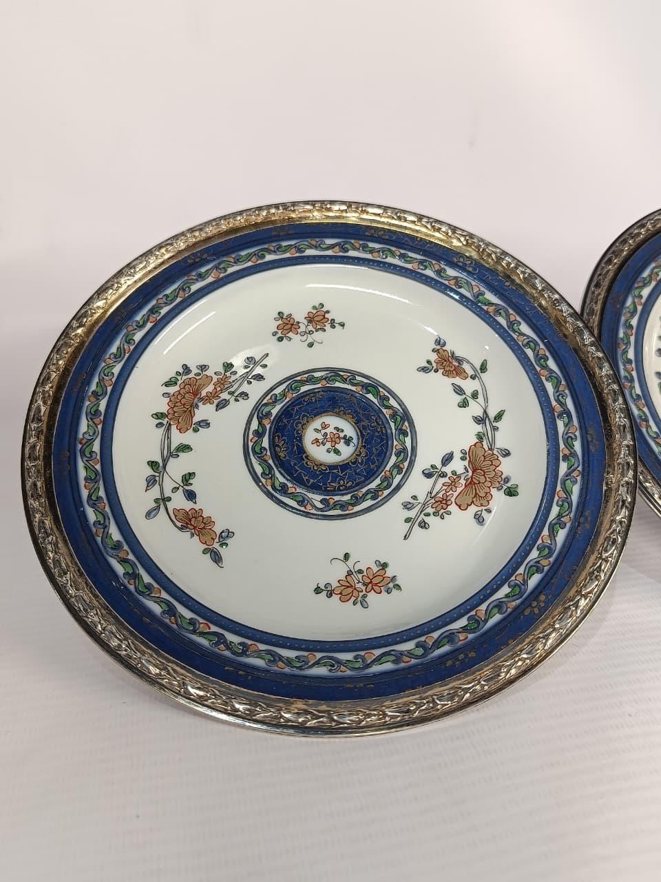 Paar Samson-Teller mit massivem Silberrand  Französisch im Zustand „Gut“ im Angebot in Buenos Aires, Argentina