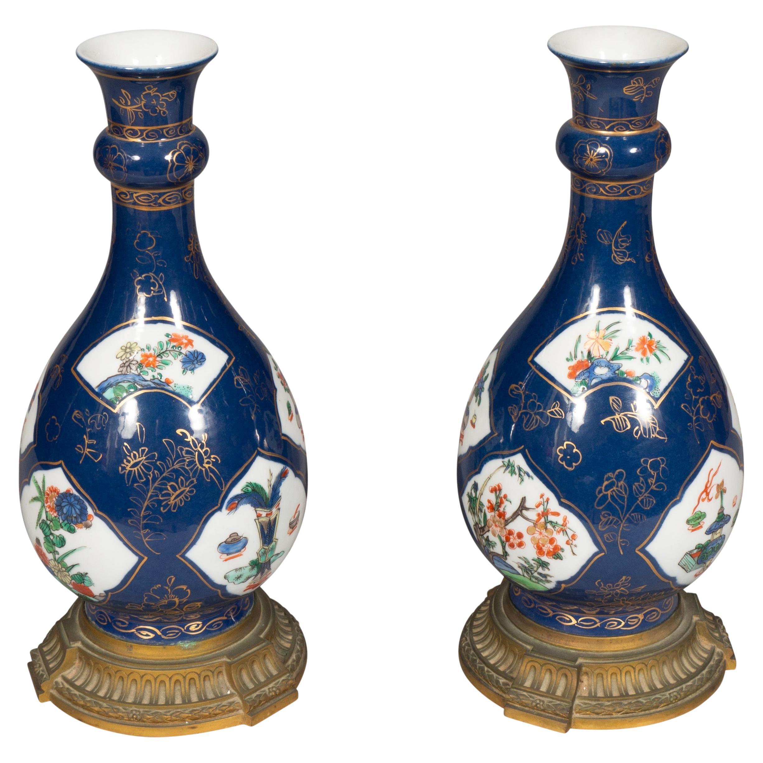 Paar Vasen aus Samson-Porzellan und Bronze mit Fassung