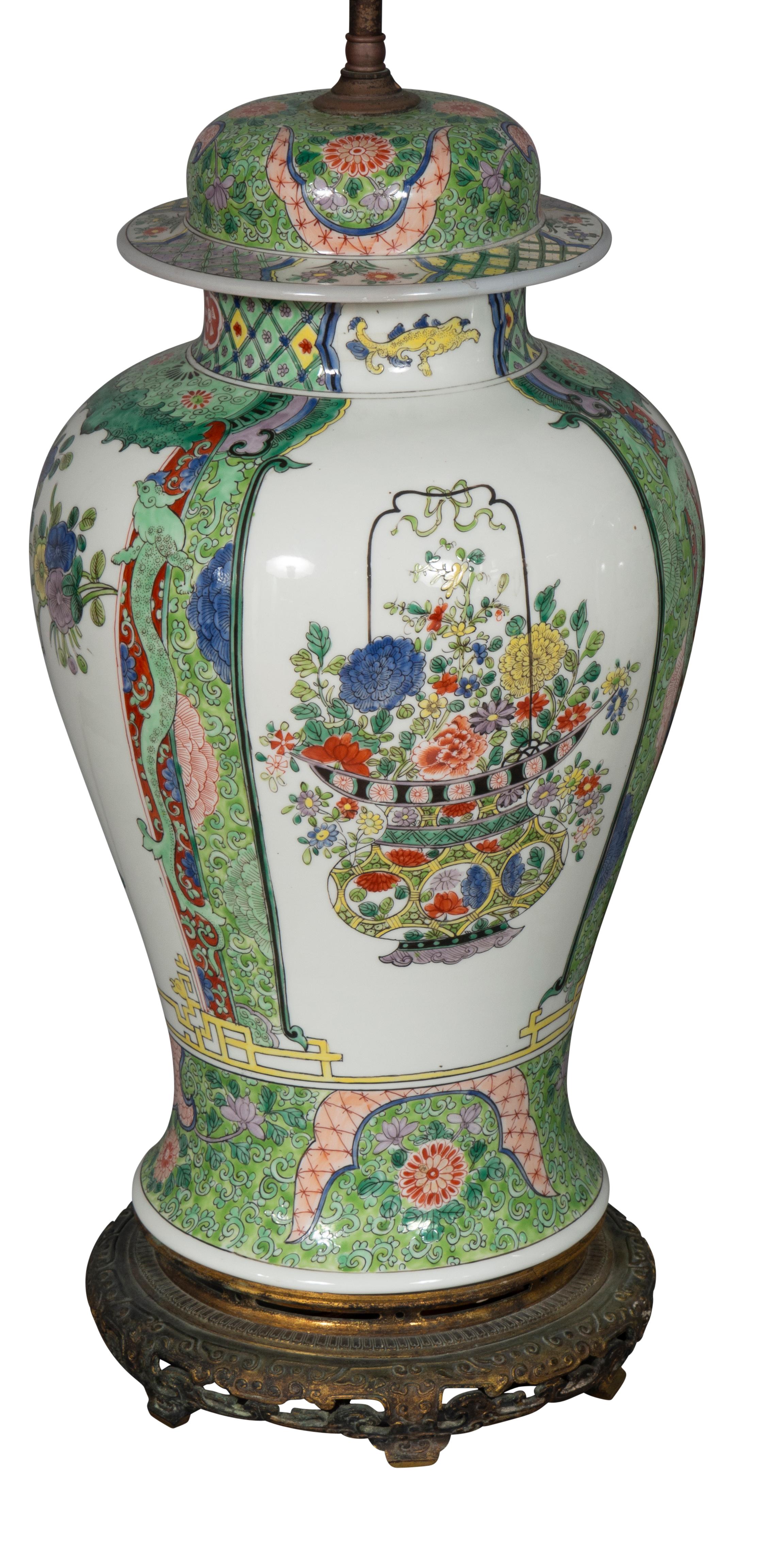 Milieu du XVIIIe siècle Paire de lampes de bureau en forme de jarre à gingembre en porcelaine de Samson de style exporté chinois en vente
