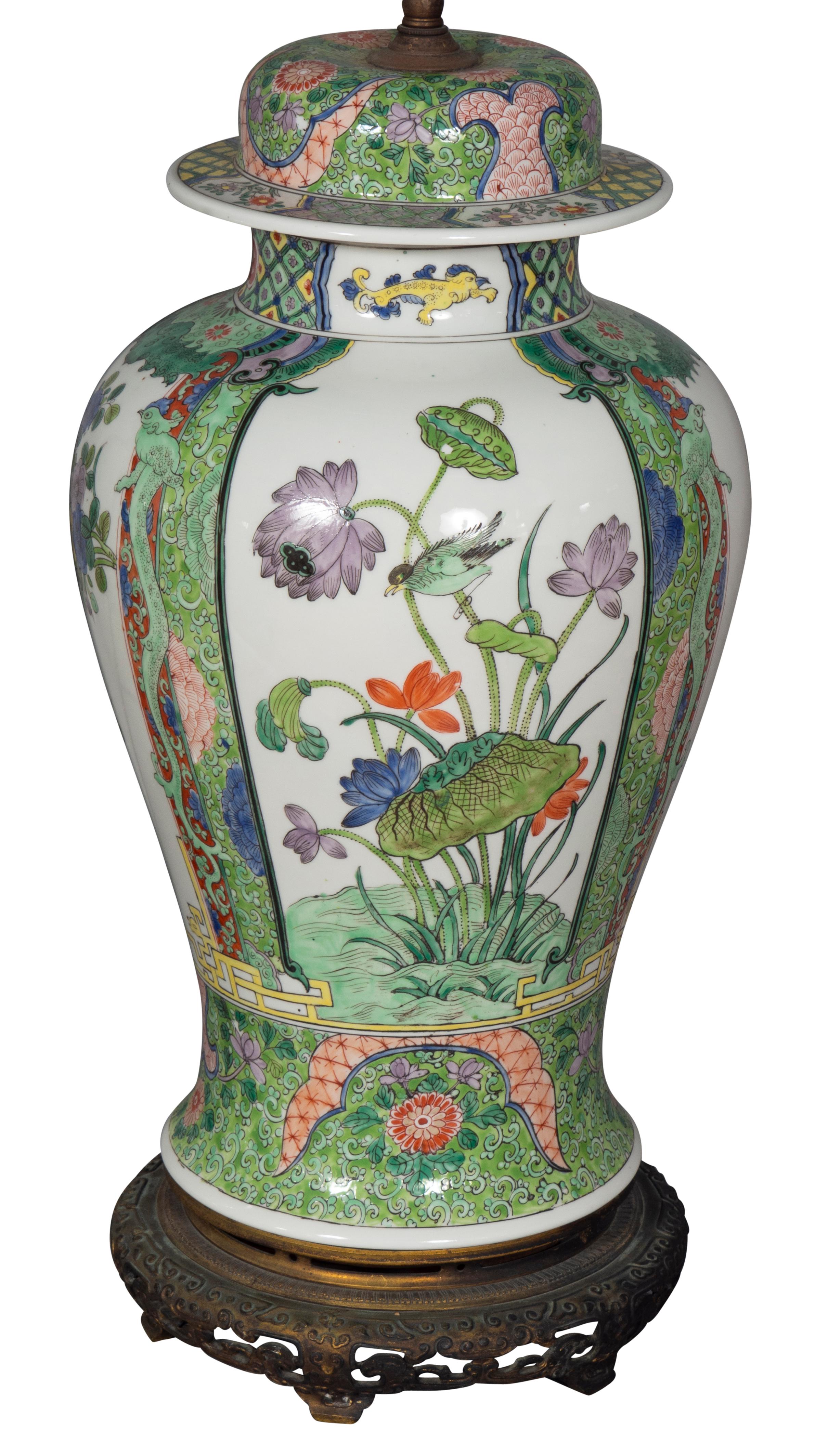 Porcelaine Paire de lampes de bureau en forme de jarre à gingembre en porcelaine de Samson de style exporté chinois en vente