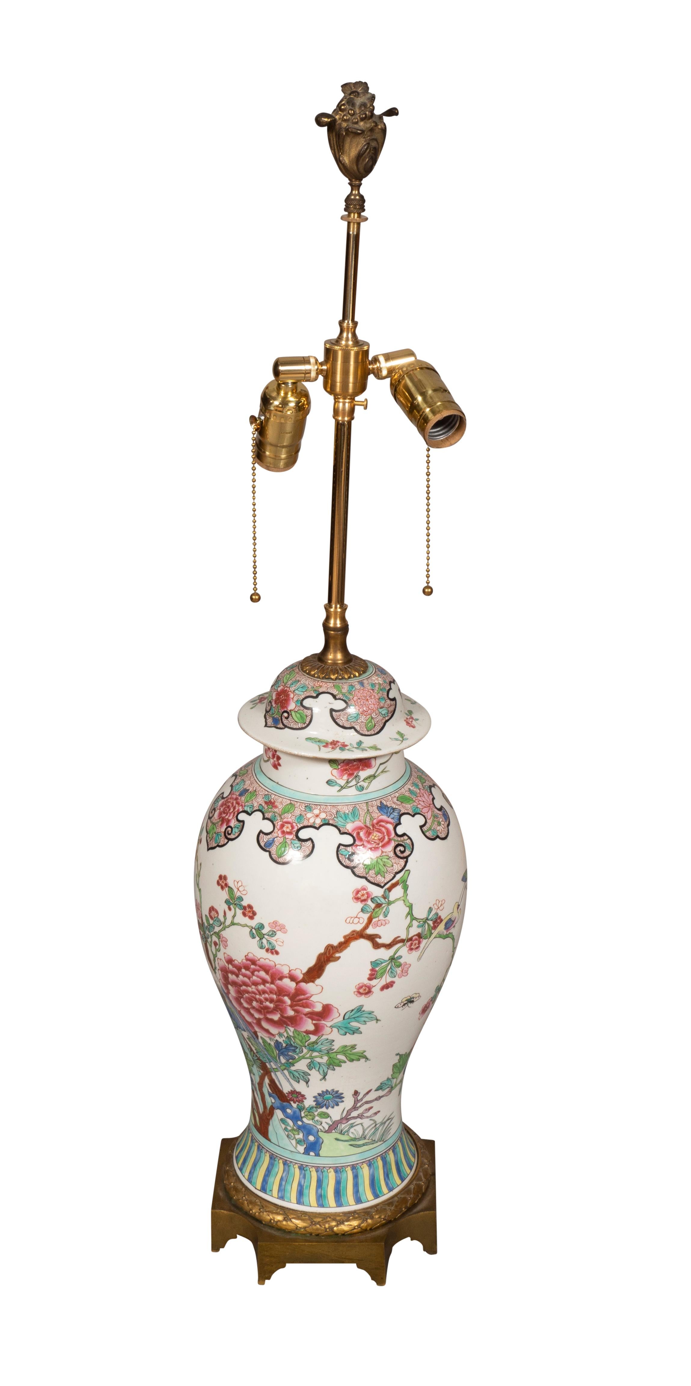 Balusterform, fein bemalt im chinesischen Stil. Sockel aus Bronze. Zwei Lichtsteckdosen.
Aus dem Nachlass von A.B. Dick. Bellevue Avenue, Newport. Von Vasen in Lampen umgewandelt.
