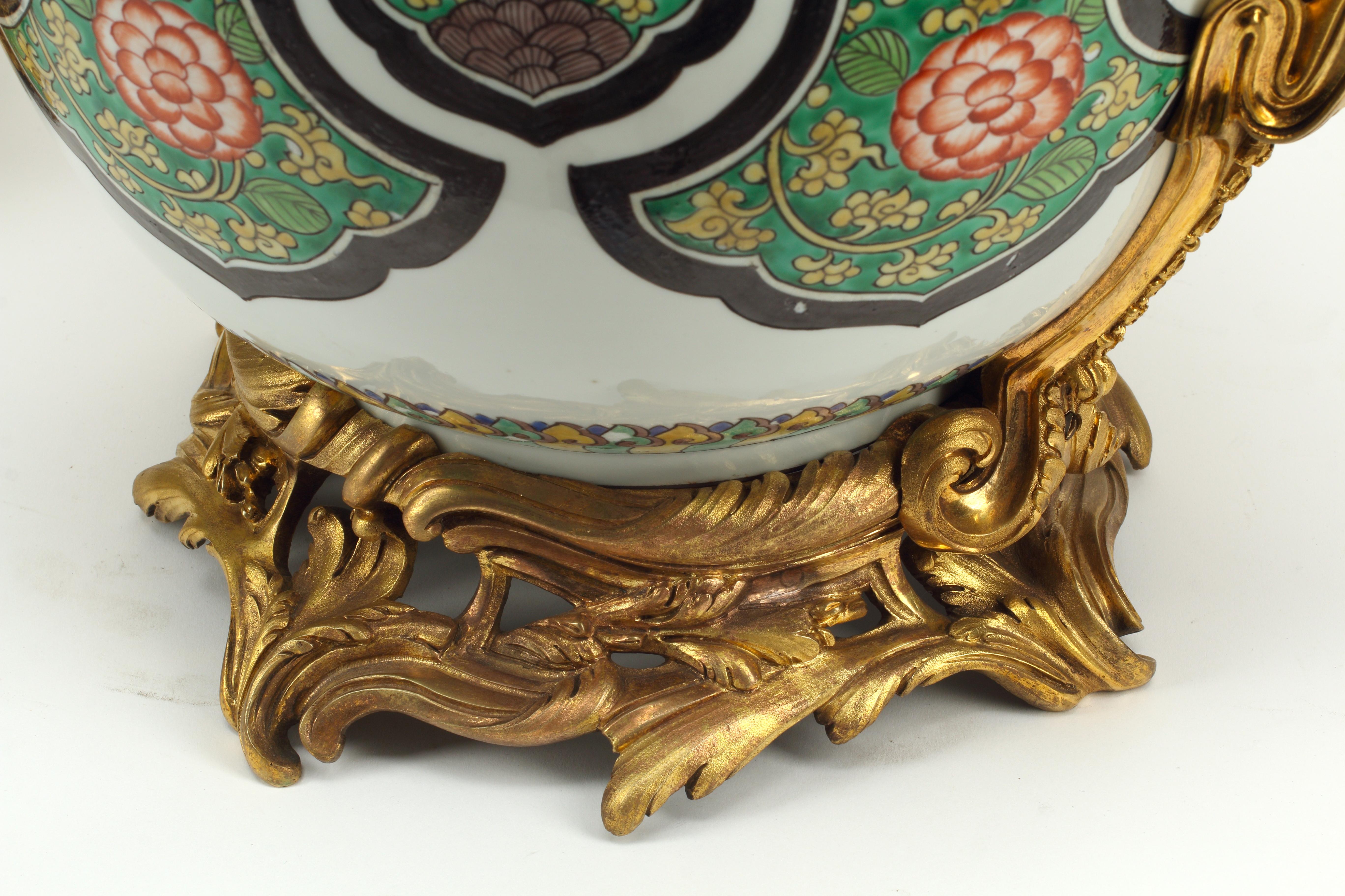 Esemplare coppia di urne in porcellana Samson del XIX secolo con montature in bronzo ormolinato. Ogni urna è ricoperta da un coperchio in porcellana dipinta a mano che si abbina al corpo del recipiente, circondato da un bordo in bronzo ormolinato e