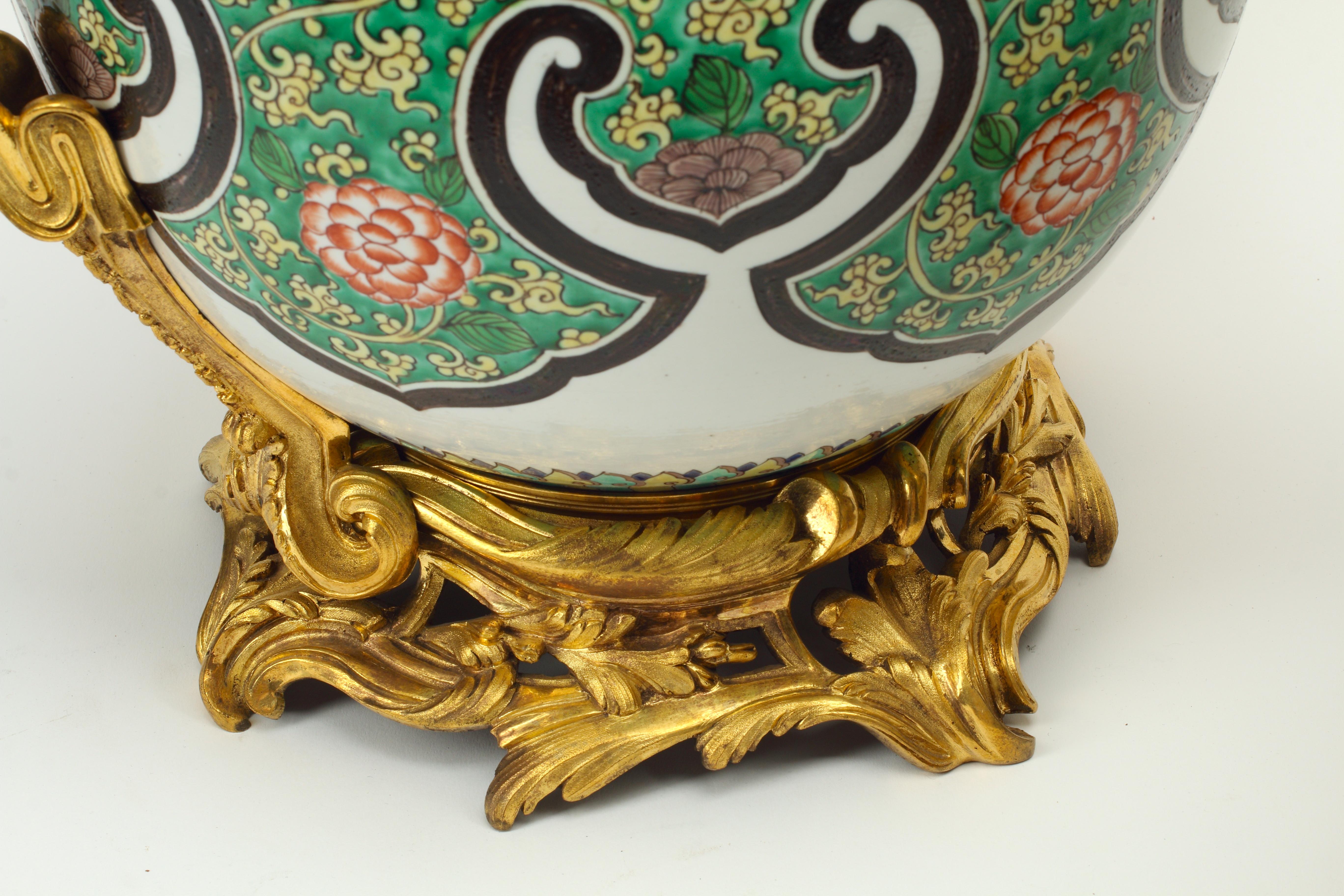 Bronzo Coppia di urne in porcellana Samson con supporti in ormolu, XIX secolo, Francia in vendita