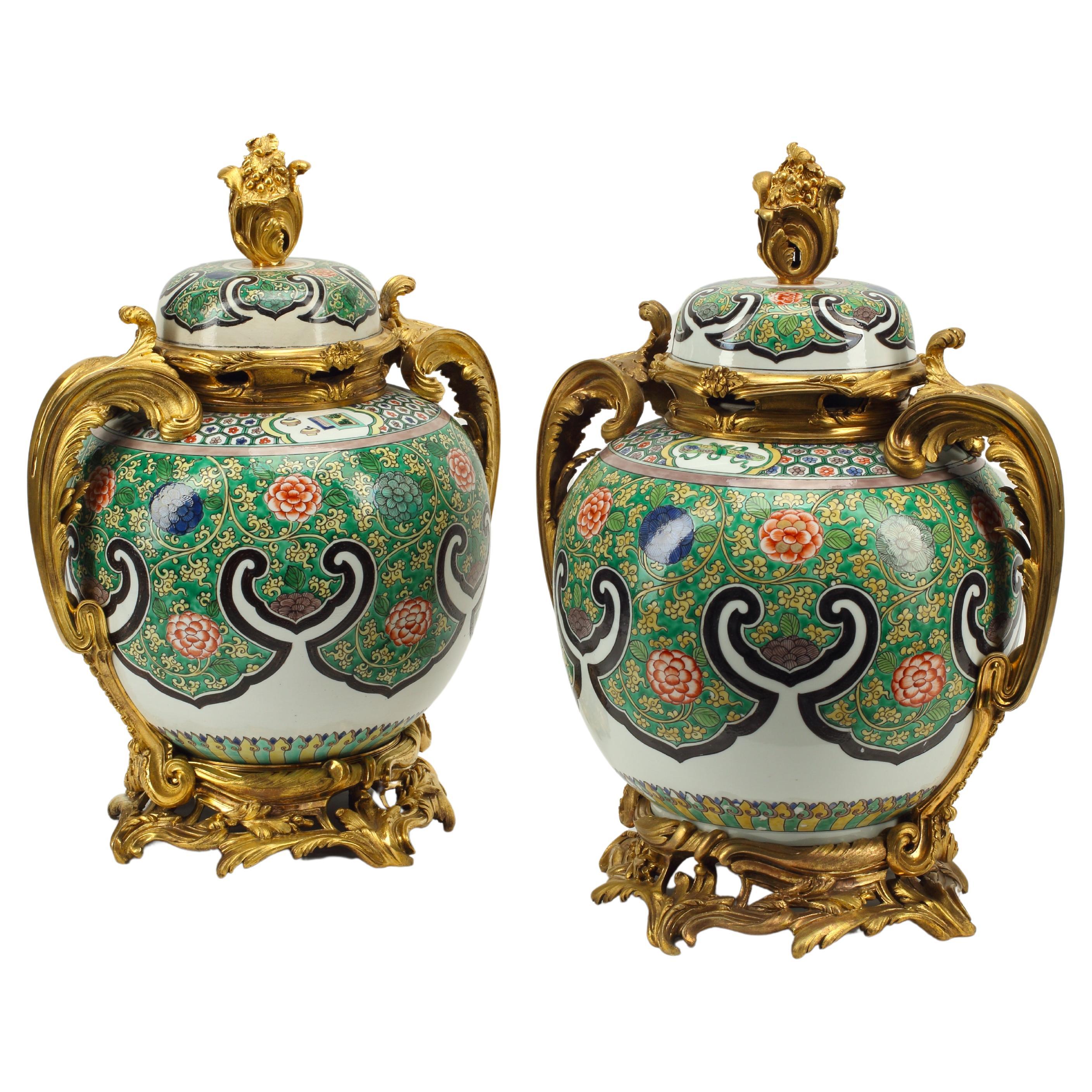 Coppia di urne in porcellana Samson con supporti in ormolu, XIX secolo, Francia