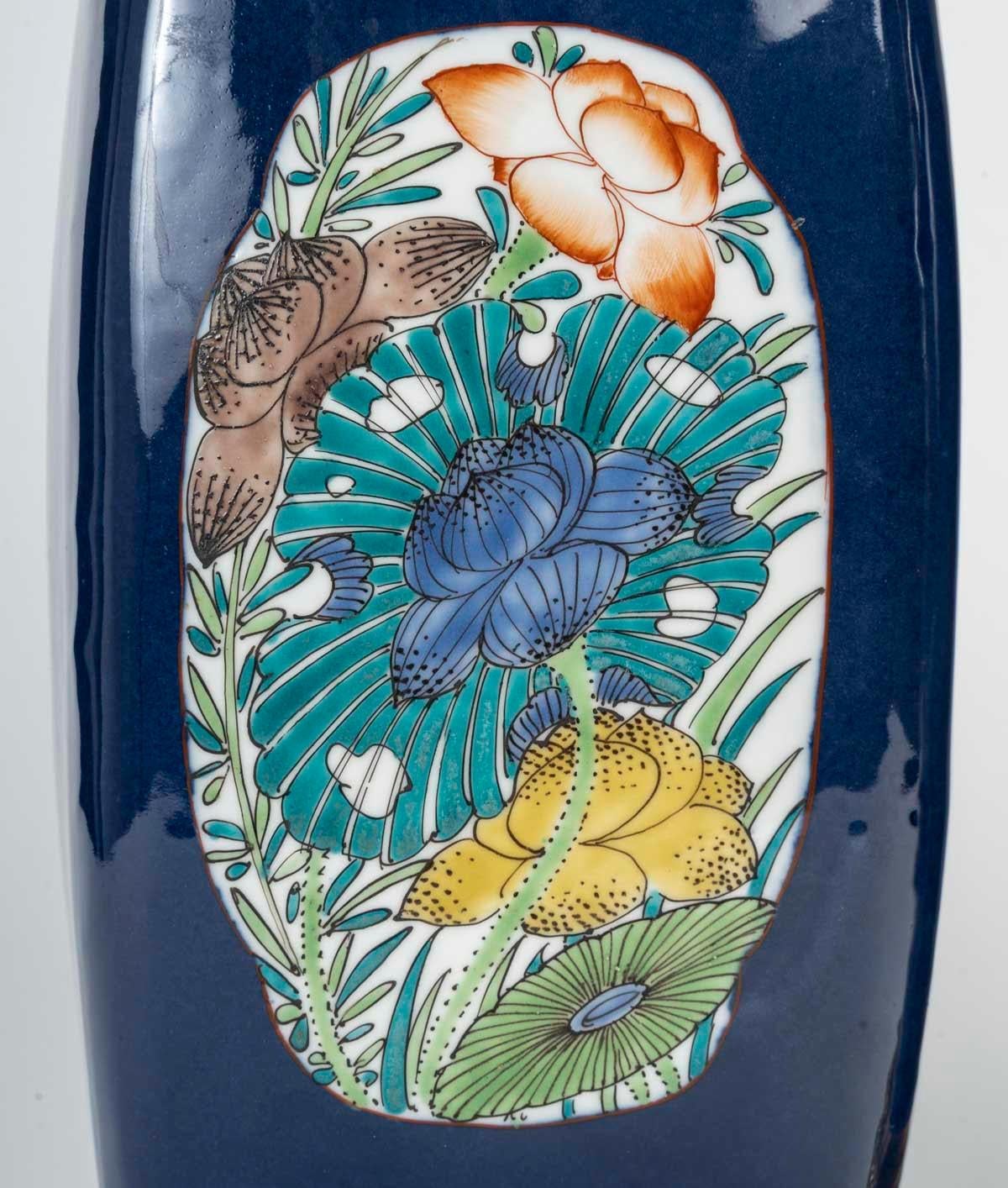 Coppia di vasi in porcellana Samson, montatura in bronzo dorato, inizio XX secolo.

Coppia di vasi in porcellana Samson degli anni '20 con montature in bronzo dorato, decorazione floreale in stile Asian Style.
H. 42cm, L. 15cm, P. 13cm
