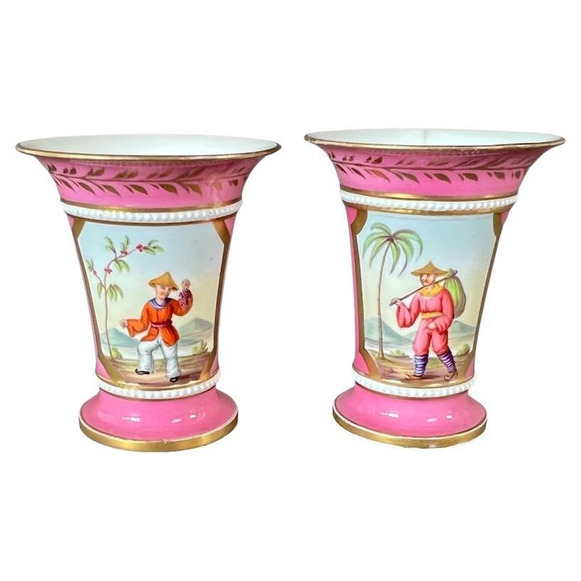 Paar Samuel Alcock-Porzellanvasen mit Sprung, rosa Chinoiserie-Figuren, um 1825