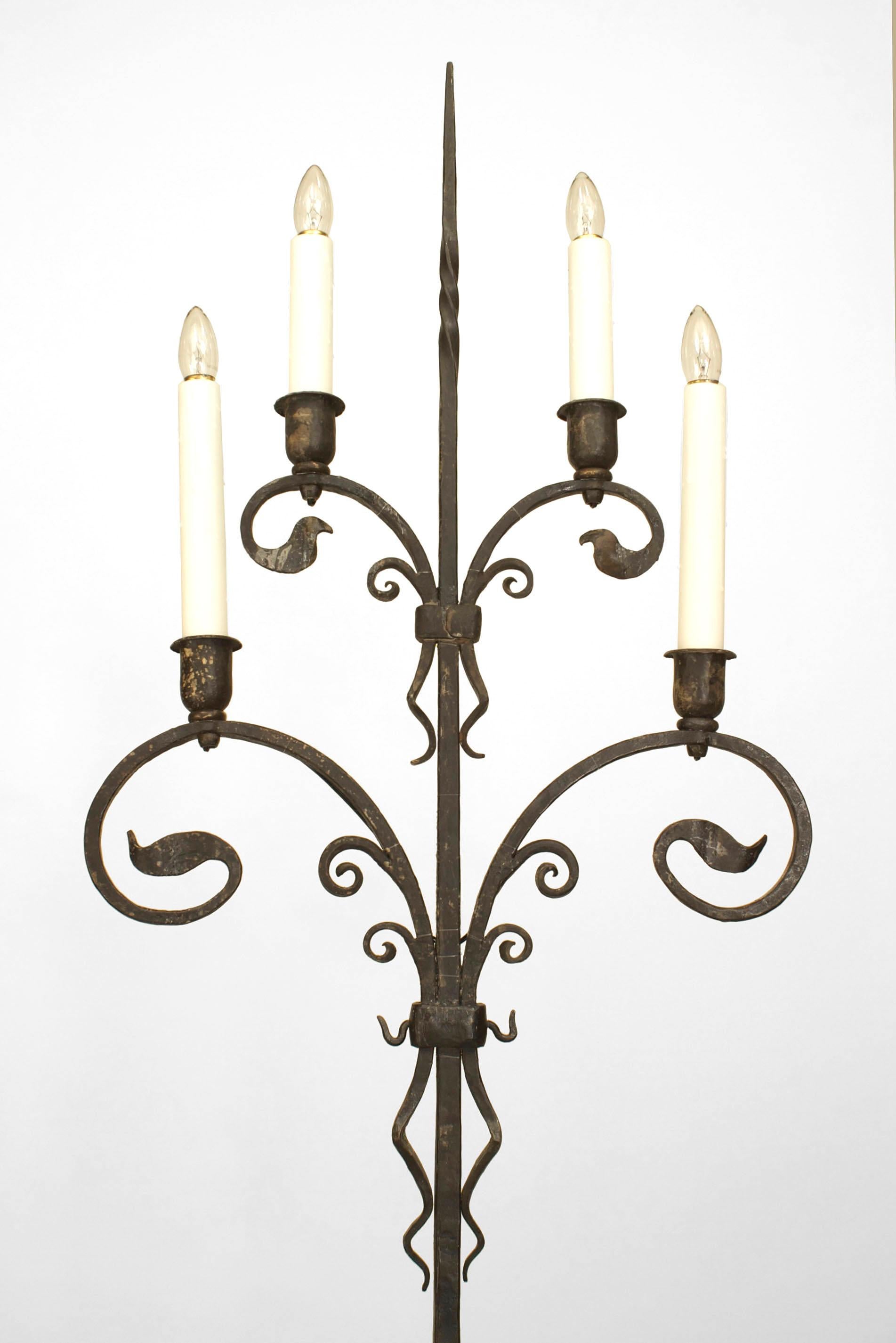 Paar amerikanischer viktorianischer (1910) schmiedeeiserner 4-Licht-Kerzenständer mit verschnörkelten, blattförmigen Armen, die auf einem Dreibeinfuß ruhen (SAMUEL YELLIN zugeschrieben) (PREIS FÜR EIN PÄRCHEN).
