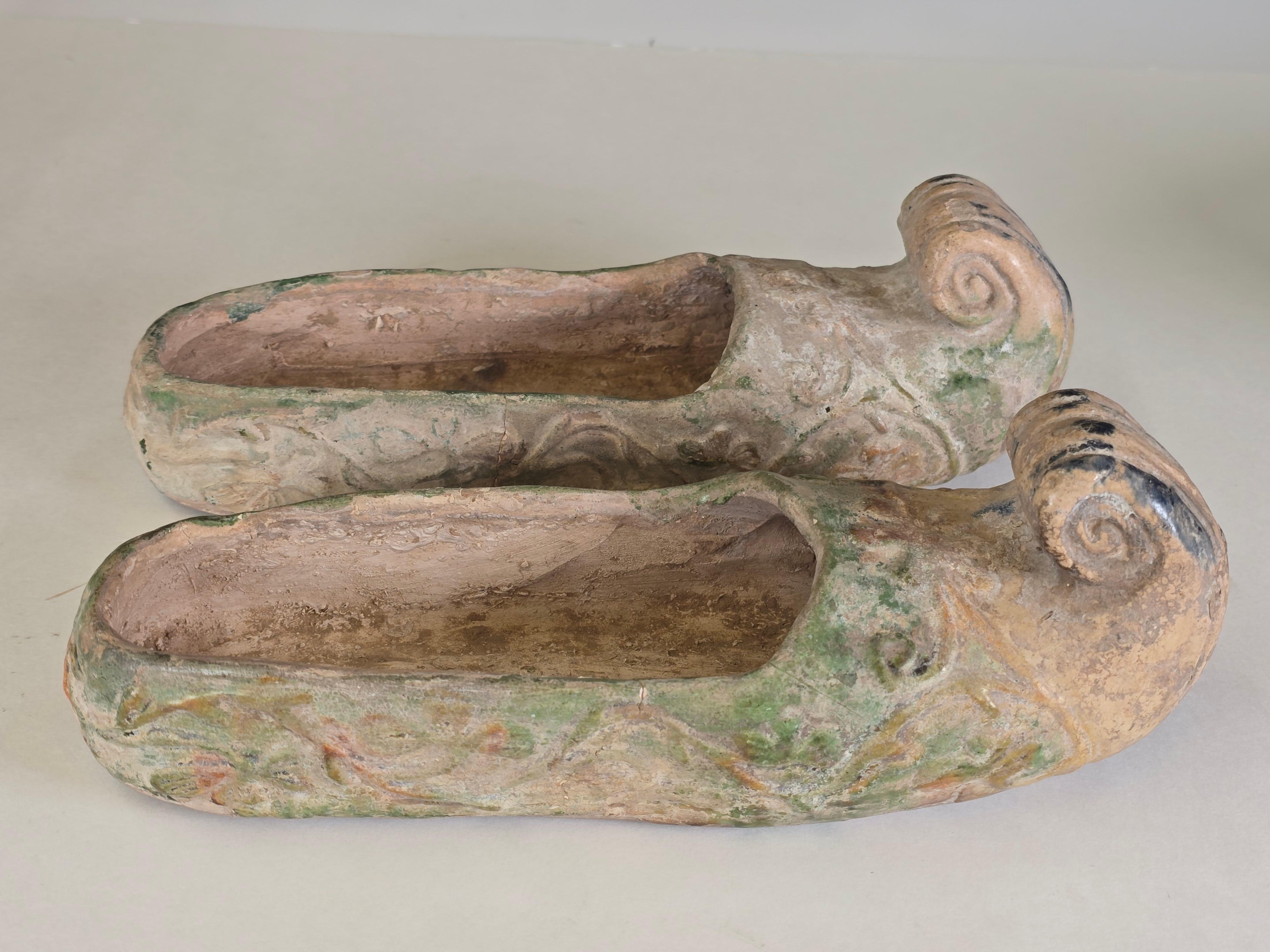 Pareja de babuchas de cerámica esmaltada Sancai de la Tang Dynasty en venta 3