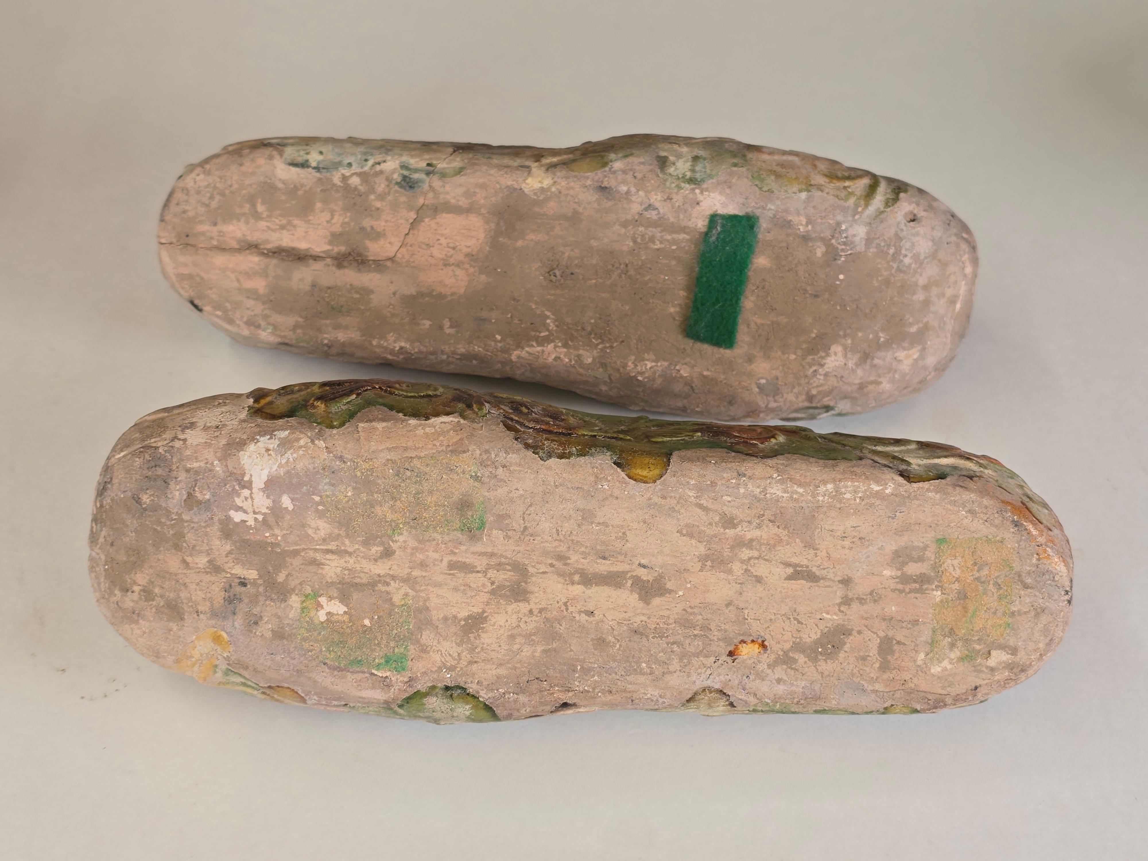 Pareja de babuchas de cerámica esmaltada Sancai de la Tang Dynasty en venta 4