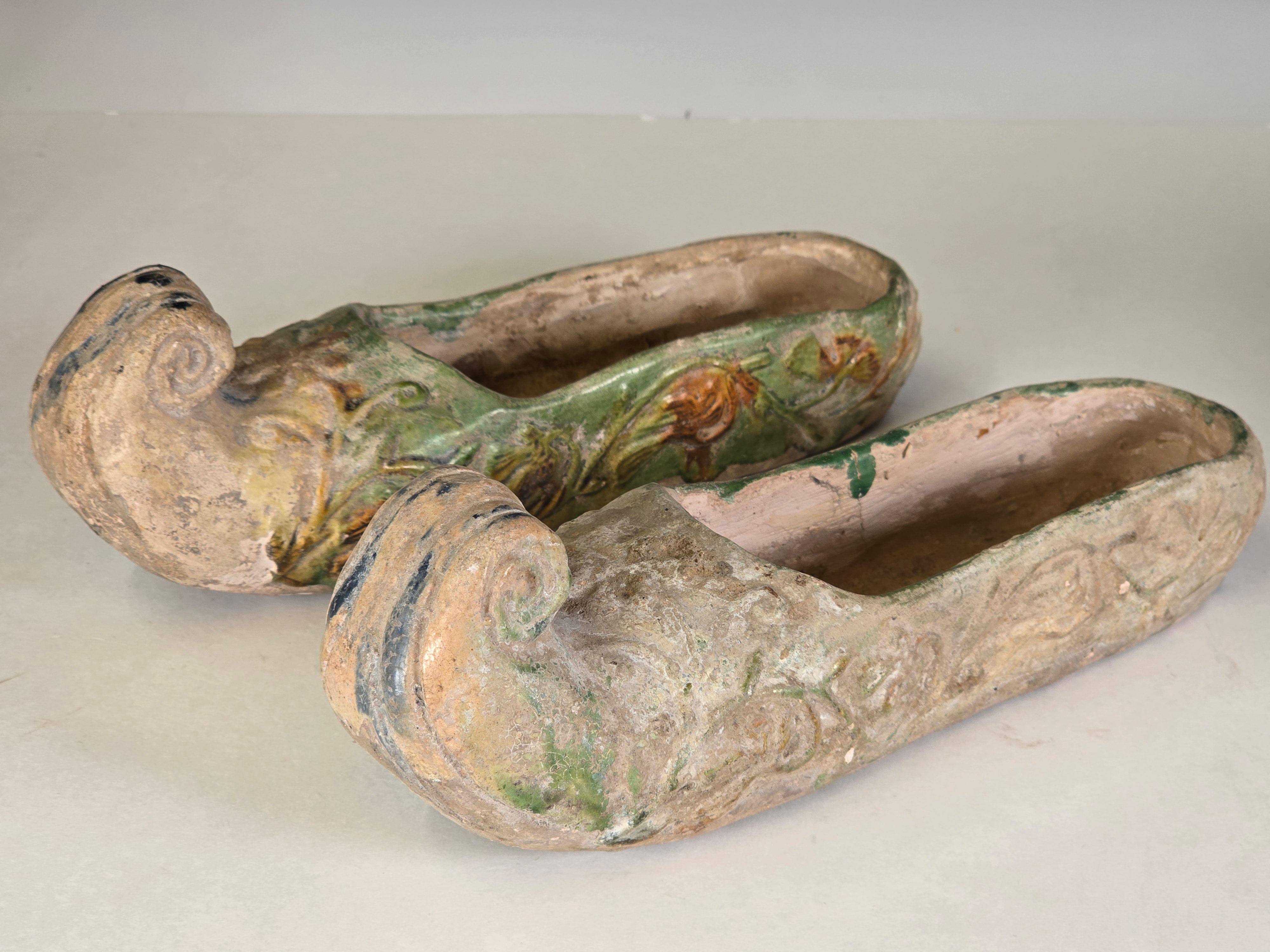 Un par único de babuchas esmaltadas Sancai de la Tang Dynasty, fabricadas con el aspecto de las zapatillas de brocado de flores que eran populares en la época.   De estilo similar a los zapatos desenterrados en Asitana, Turfsn, Región Autónoma de