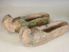 Coppia di pantofole in ceramica della dinastia Tang smaltate Sancai