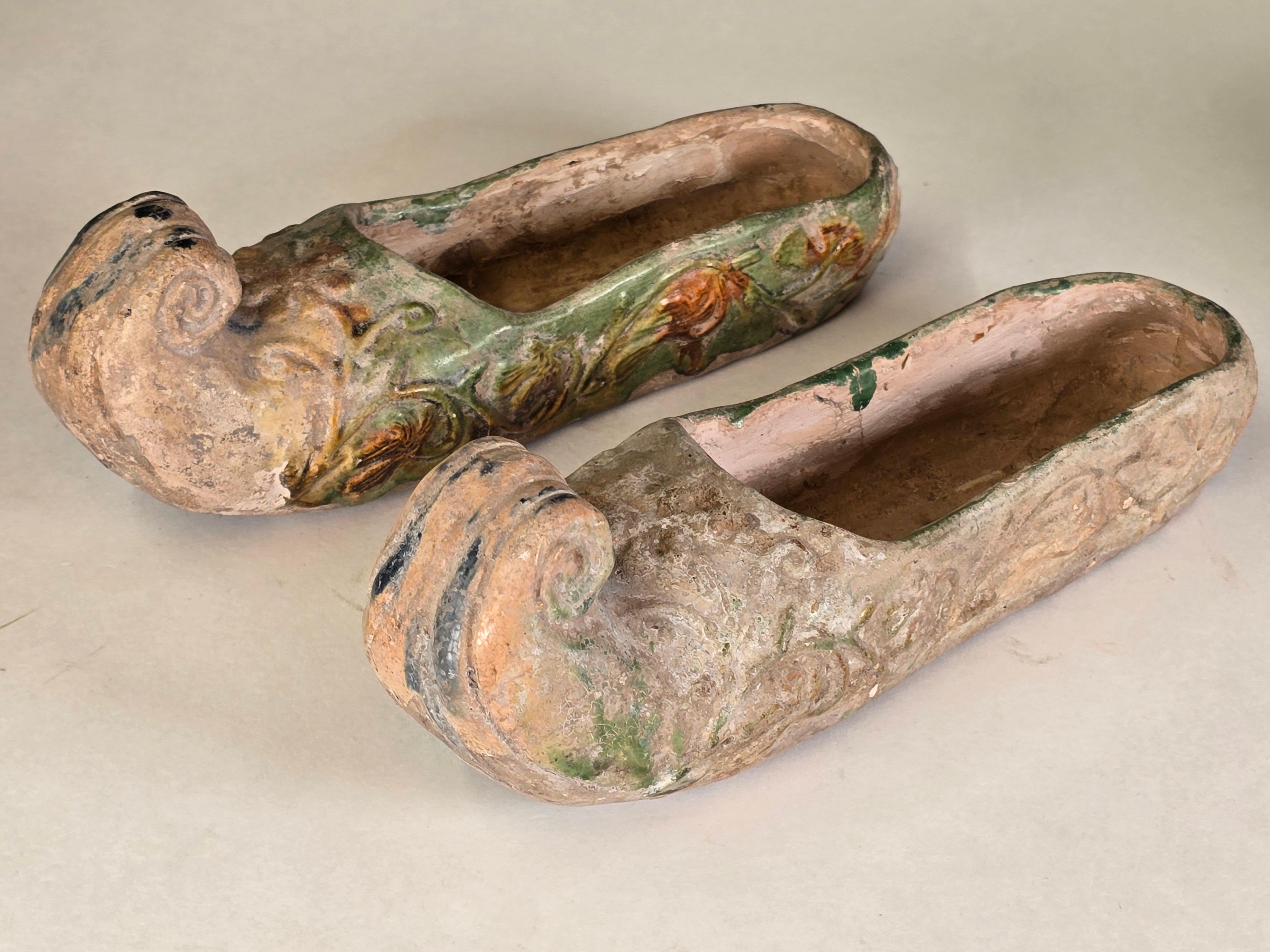 Pareja de babuchas de cerámica esmaltada Sancai de la Tang Dynasty Chino en venta