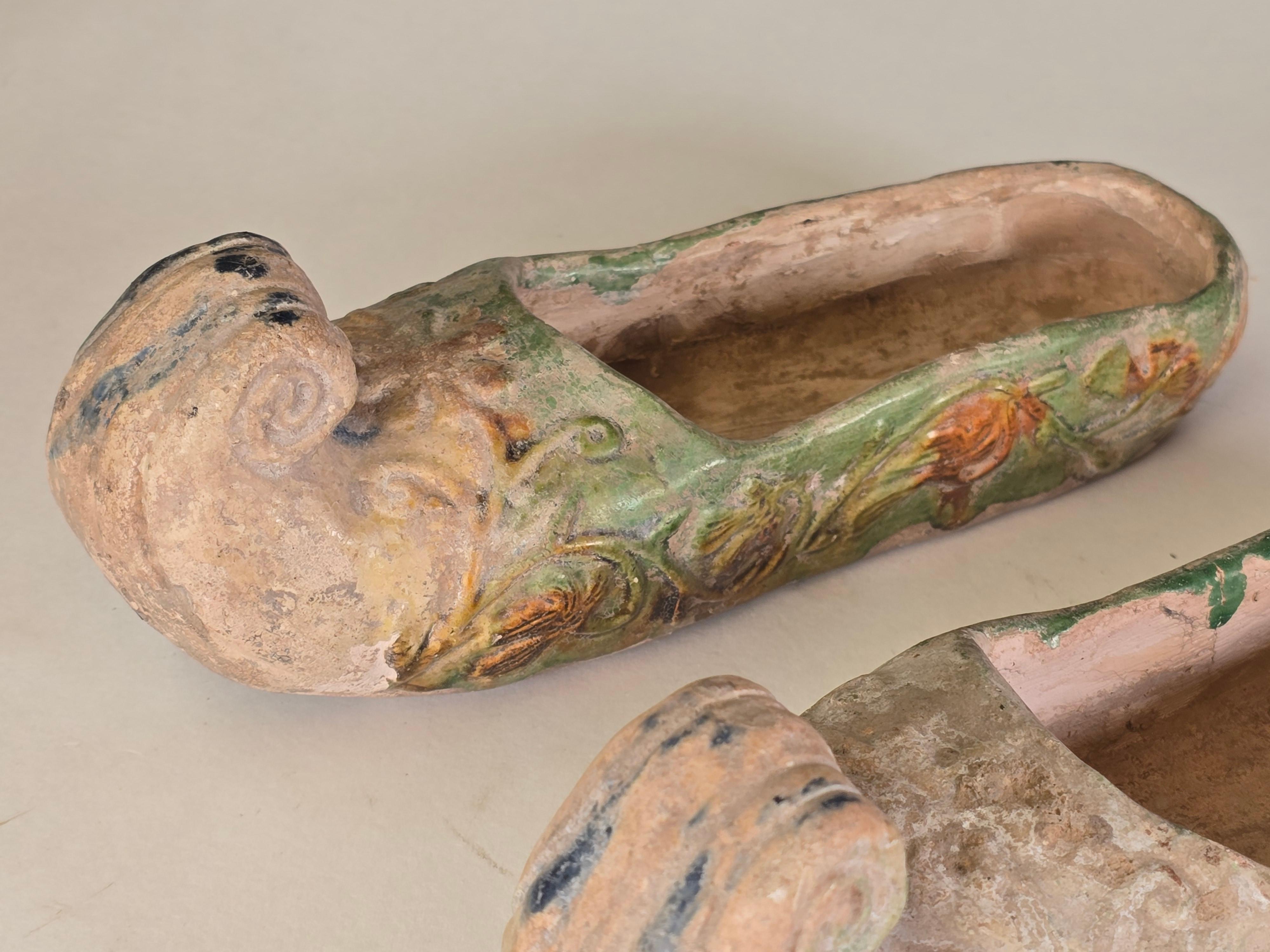 Pareja de babuchas de cerámica esmaltada Sancai de la Tang Dynasty Glaseado en venta