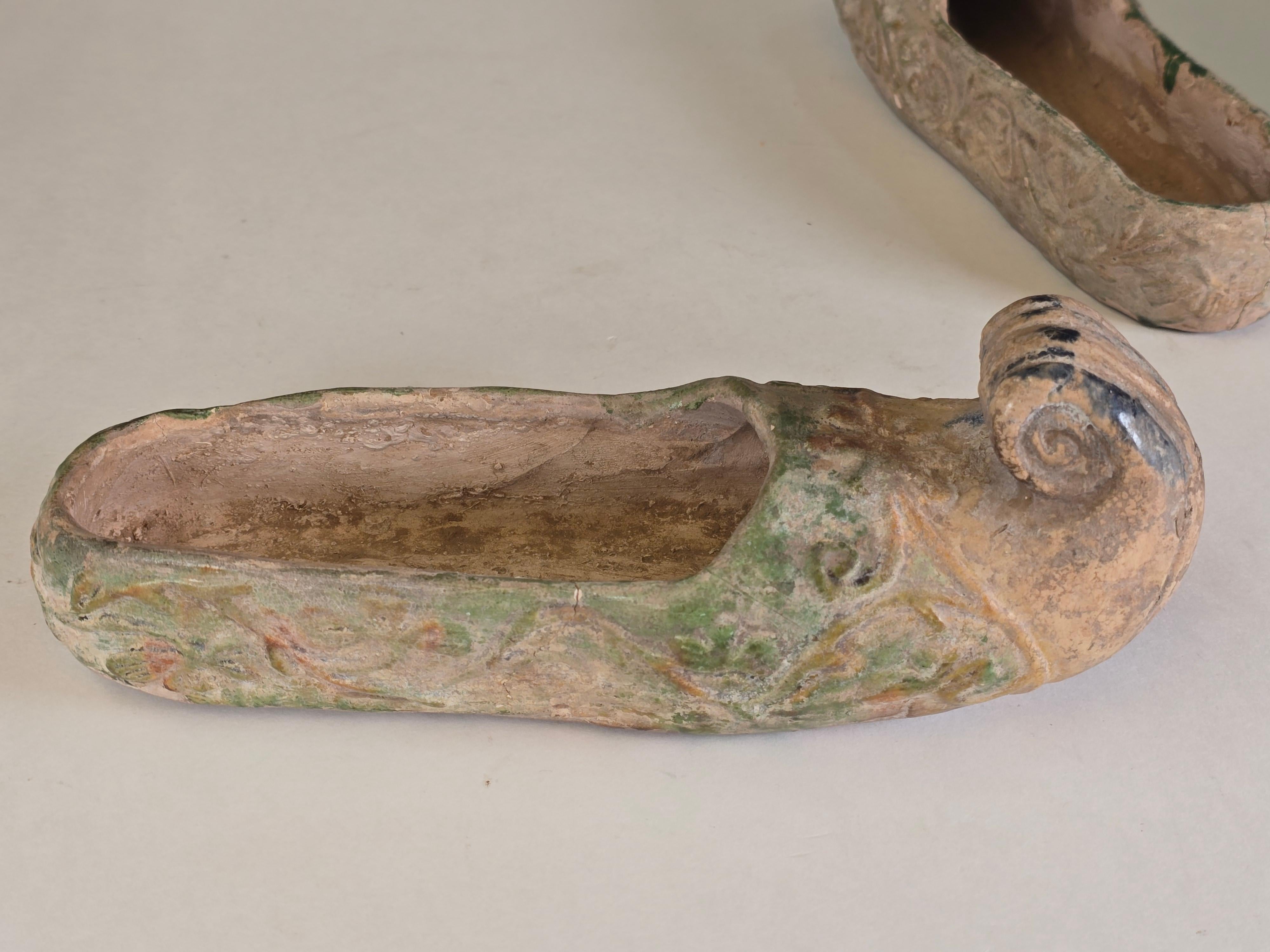 Pareja de babuchas de cerámica esmaltada Sancai de la Tang Dynasty en venta 2