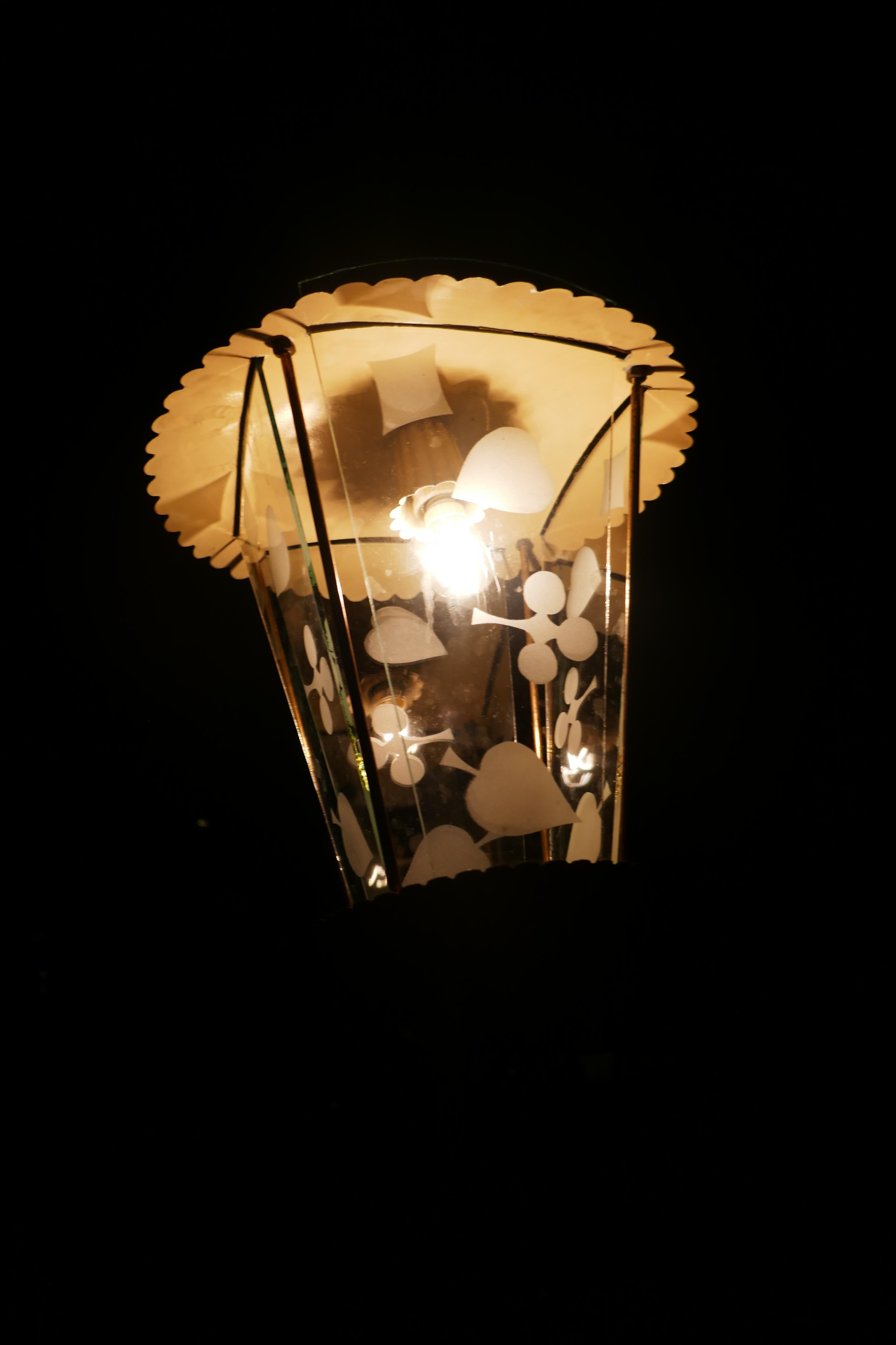 Pair of sandblasted glass lanterns with playing card suits Lanterns Pendant In condizioni discrete in vendita a Lugo, IT