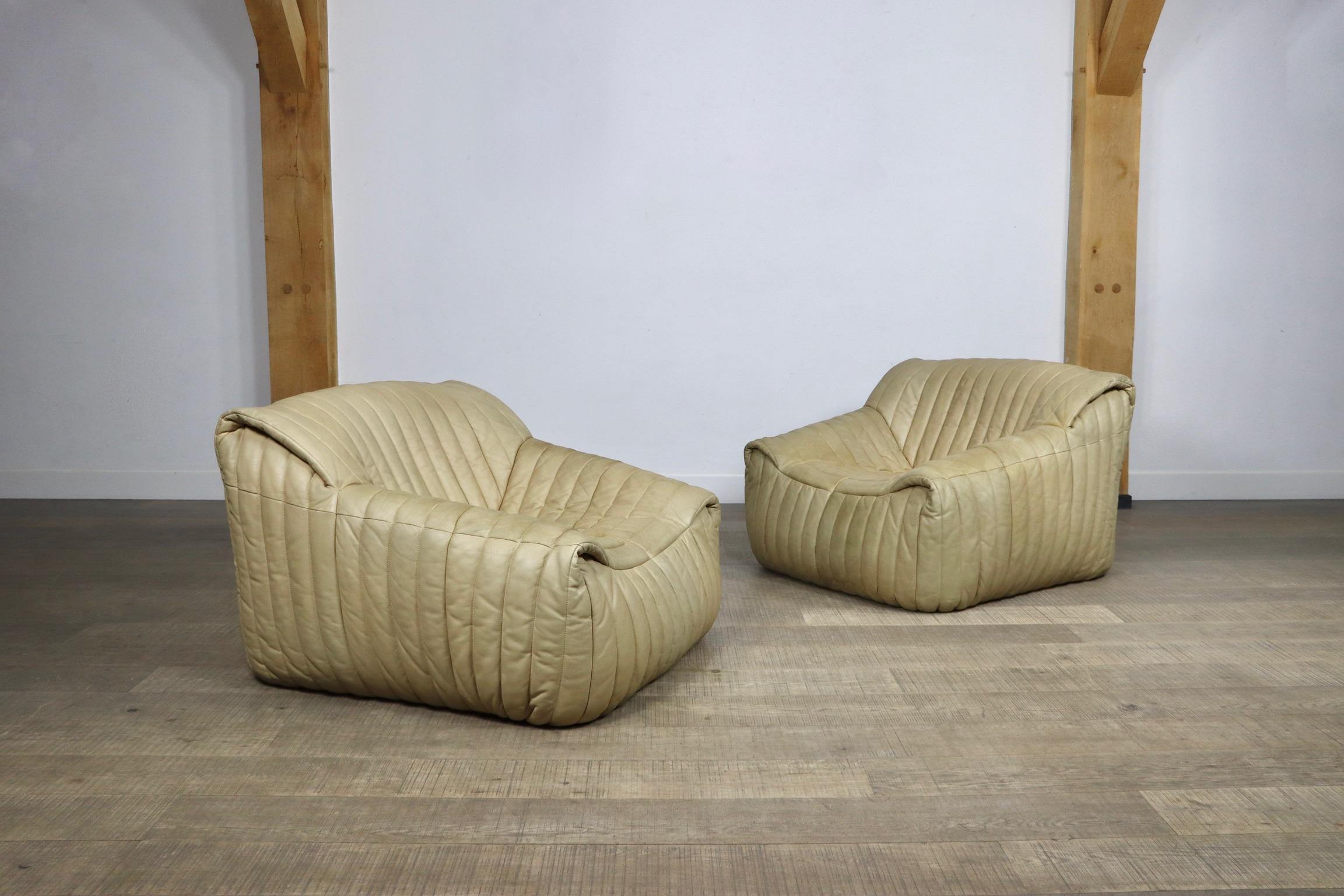 Pair of Sandra lounge chairs in cream leather by Anne Hieronimus for Cinna, 1970 2