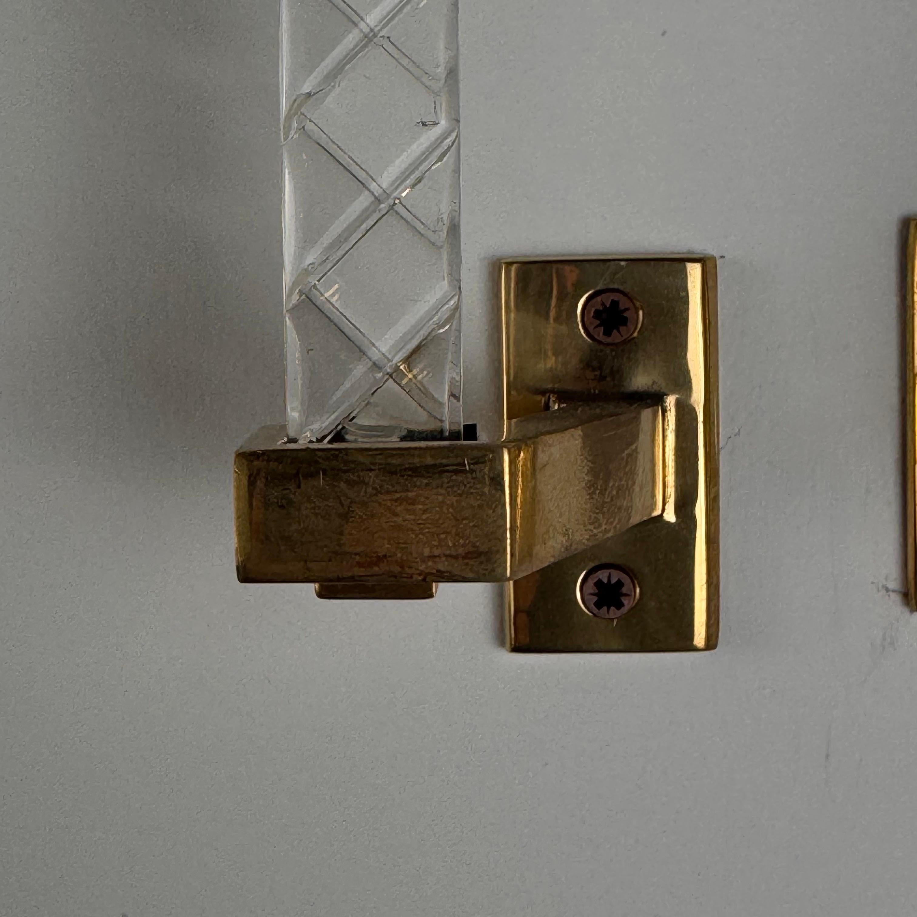 Italiano Coppia di maniglie in ottone e plexiglass di Sandro Petti per Maison Jansen, anni '60 in vendita