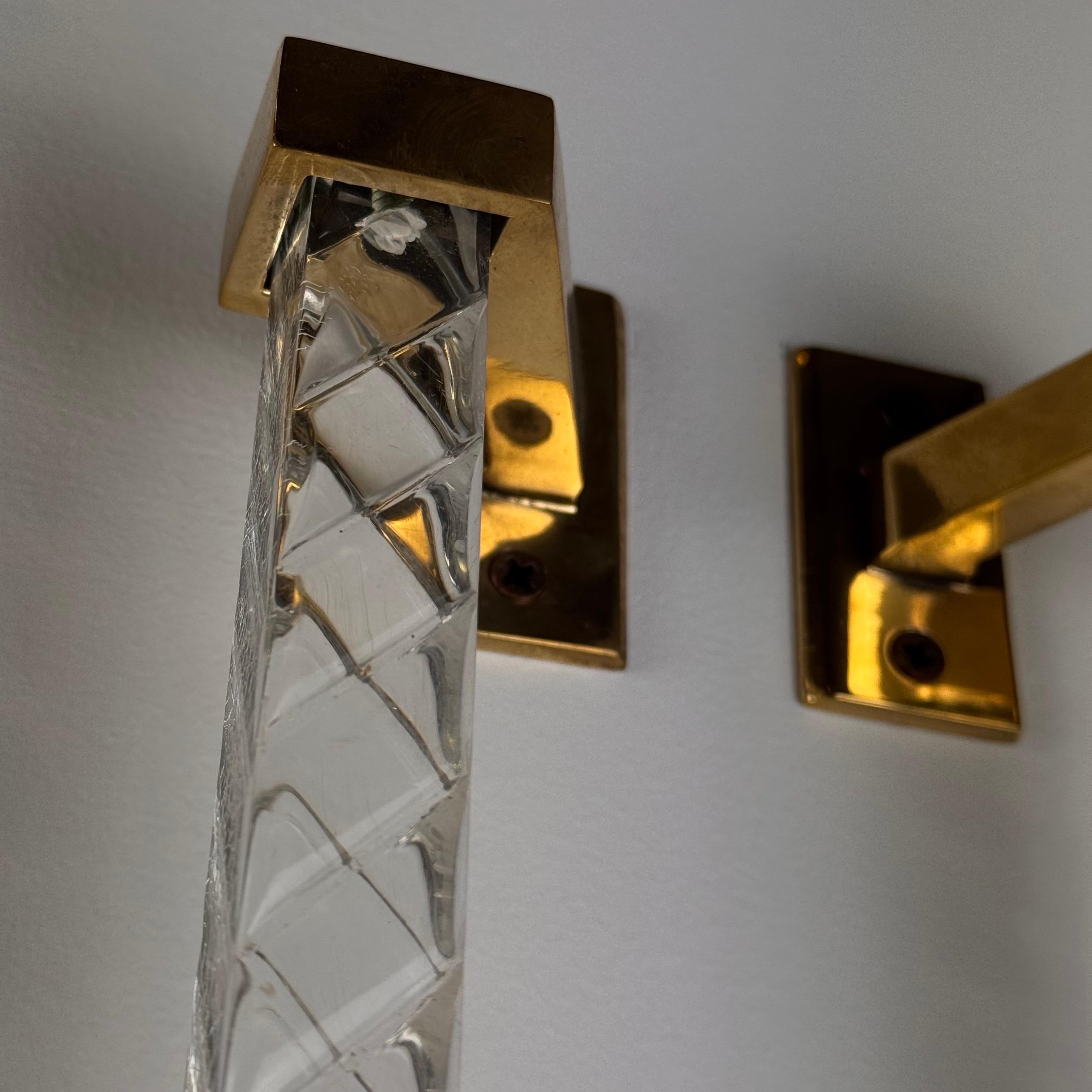 Metà XX secolo Coppia di maniglie in ottone e plexiglass di Sandro Petti per Maison Jansen, anni '60 in vendita