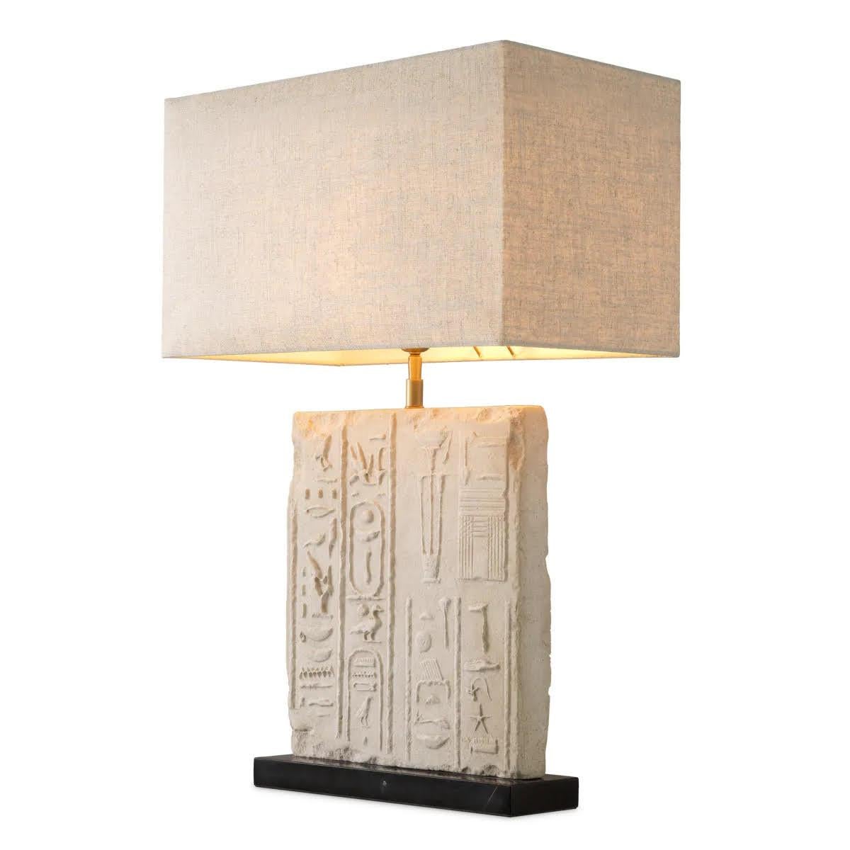 Paire de lampes de table en grès et laiton brossé.

Inspirée d'un relief du Moyen Empire (vers 2061-2010 avant J.-C.) représentant le roi Nebhepetre Mentuhotep II et la déesse Hathor, cette lampe présente un corps en grès avec une base en granit