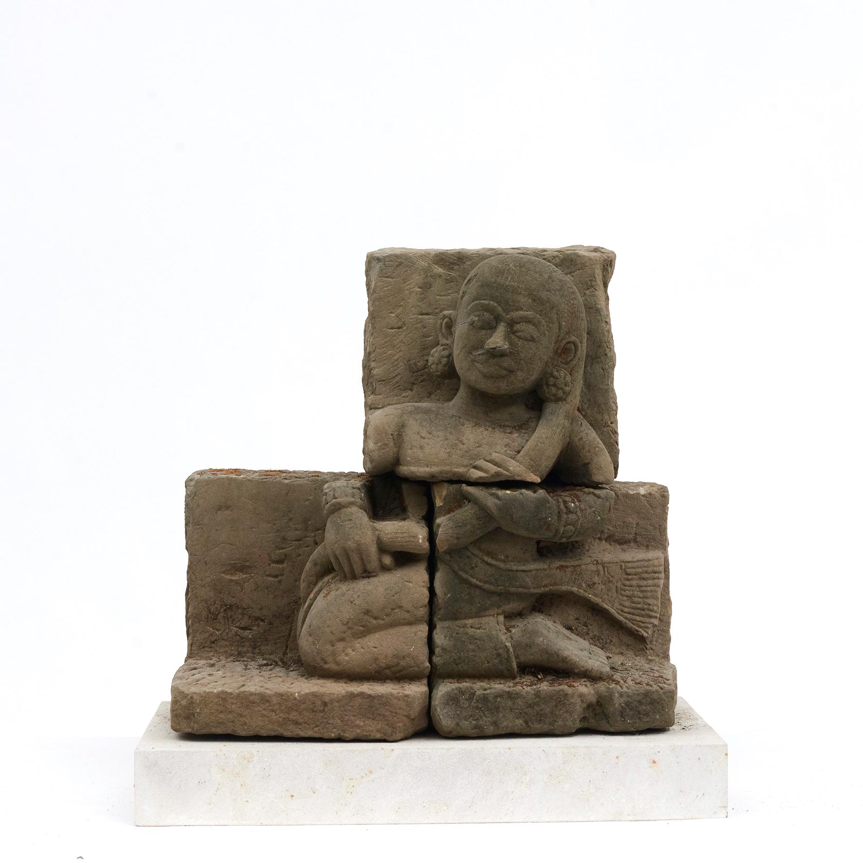 Ein Paar geschnitzte Tempelwächter aus Sandstein.
Stammt aus Paragoda in Burma um das 15. Jahrhundert.
Handgeschnitzt mit feinen Details. Jeder Schutz besteht aus zwei Teilen, die mit Schrauben zusammengefügt sind, die bis zu 1 Tonne heben