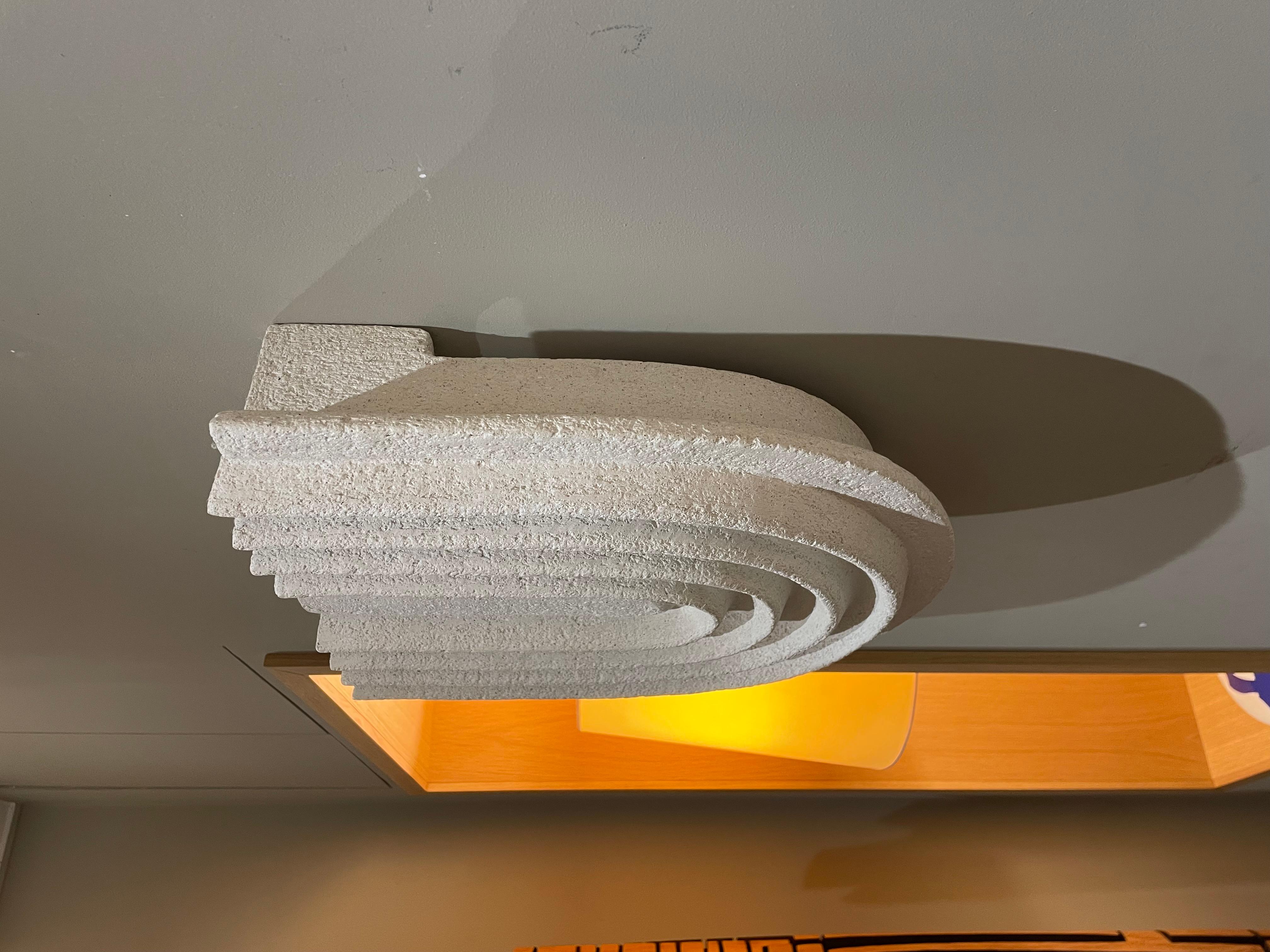 Coppia di applique da parete, 
Realizzato a mano in pietra arenaria, pezzo unico (coppia disponibile) 
