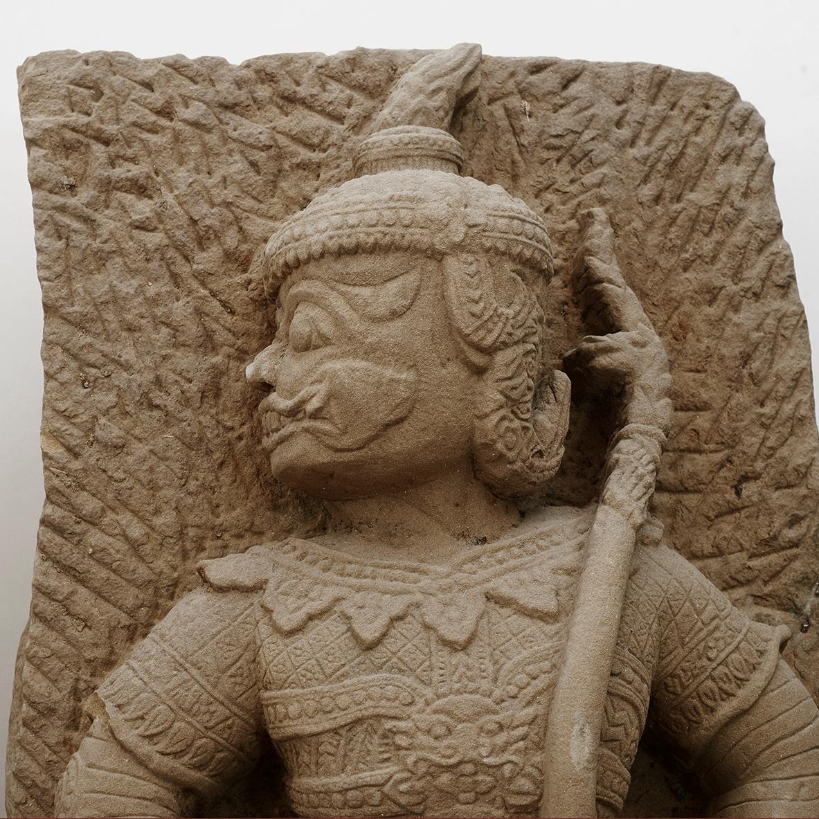 Ein seltenes Paar geschnitzter burmesischer Tempelwächter aus Sandstein. Stammt aus Paragode in Burma (15.-17. Jahrhundert).
Handgeschnitzt mit feinen Details. Jeder Schutz besteht aus zwei Teilen, die mit Schrauben zusammengefügt sind, die bis zu